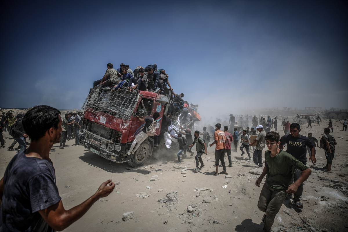 الفلسطينيون ، الذين يكافحون مع الجوع ، يتسببون في الحصول على اندفاع محدود من الدقيق وصيغة الرضع في نقطة توزيع المساعدات الإنسانية في معبر حدود زيكيم في غزة في 1 أغسطس 2025. (علي جاد الله - وكالة Anadolu)