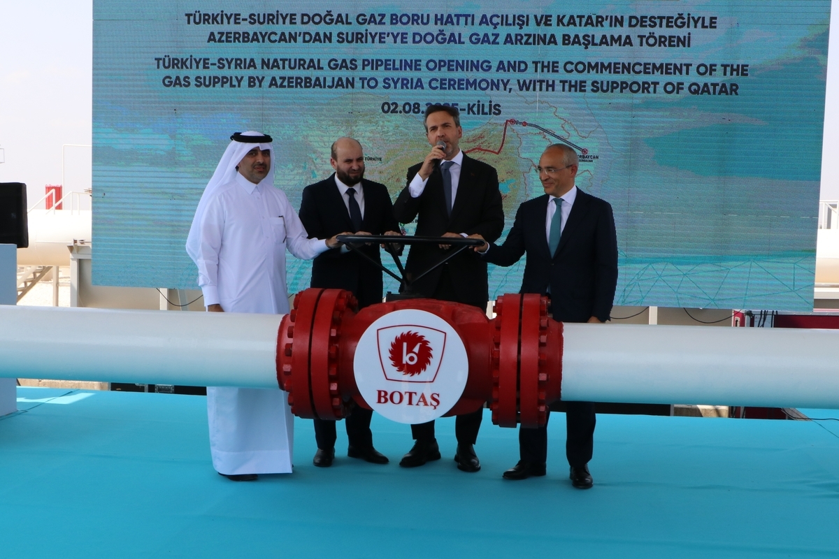 يحضر وزير الطاقة والموارد الطبيعية في Turkiye Alparslan Bayraktar (2nd R) حفل افتتاح خط أنابيب الغاز الطبيعي Turkiye -Syria في Kilis ، Turkiye ، في 02 أغسطس ، 2025.