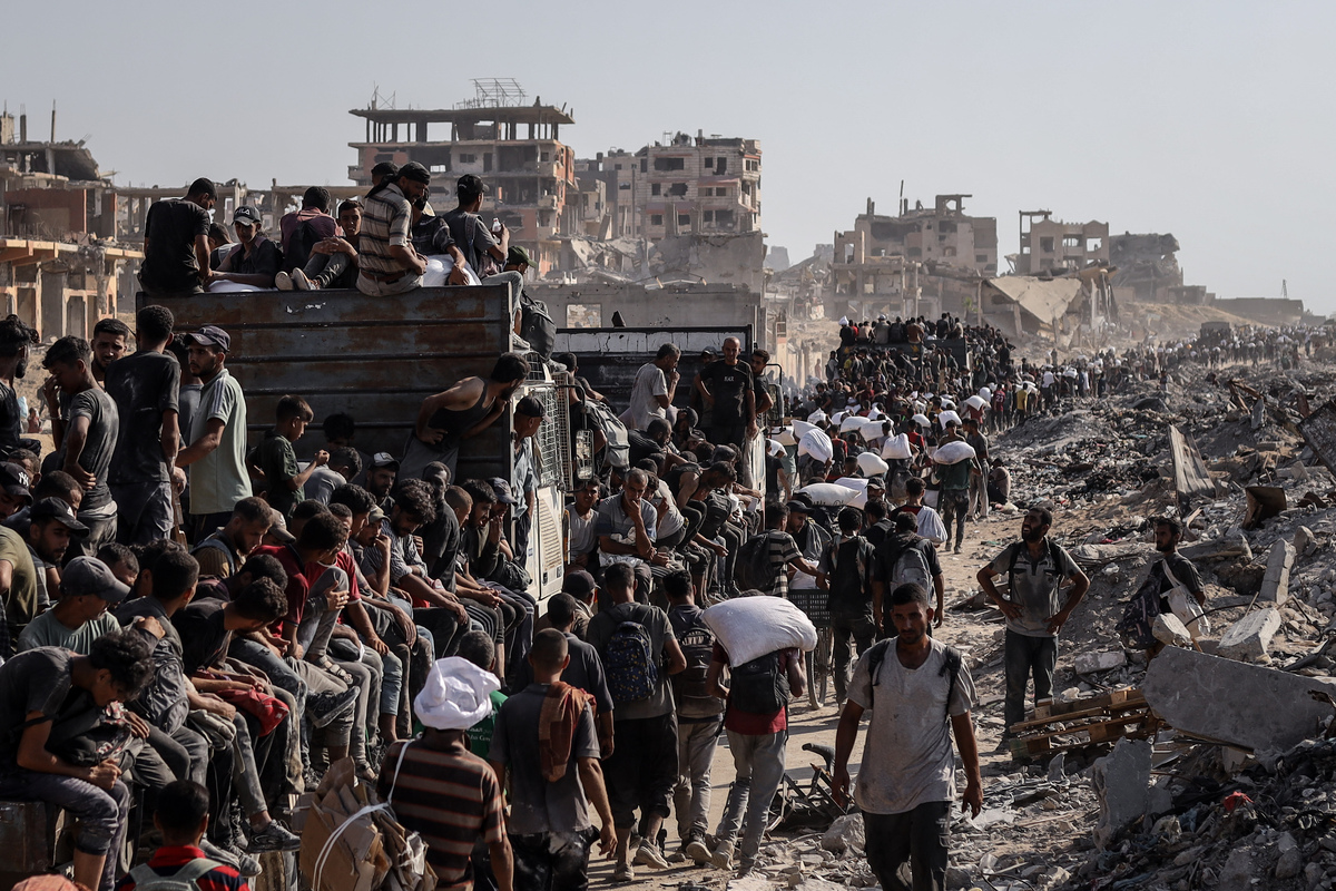 وصل الفلسطينيون الذين يكافحون مع الجوع في قطاع غزة ، في عهد الهجمات الإسرائيلية والحصار ، إلى نقطة توزيع المساعدات بالقرب من معبر زيكيم في غزة للوصول إلى الإمدادات المحدودة للدقيق ، في 2 أغسطس 2025.