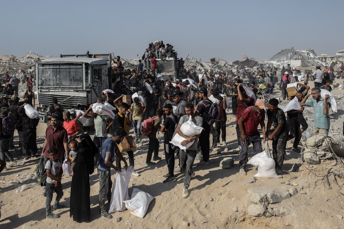 وصل الفلسطينيون الذين يكافحون مع الجوع في قطاع غزة ، في عهد الهجمات الإسرائيلية والحصار ، إلى نقطة توزيع المساعدات بالقرب من معبر زيكيم في غزة للوصول إلى الإمدادات المحدودة للدقيق ، في 2 أغسطس 2025.