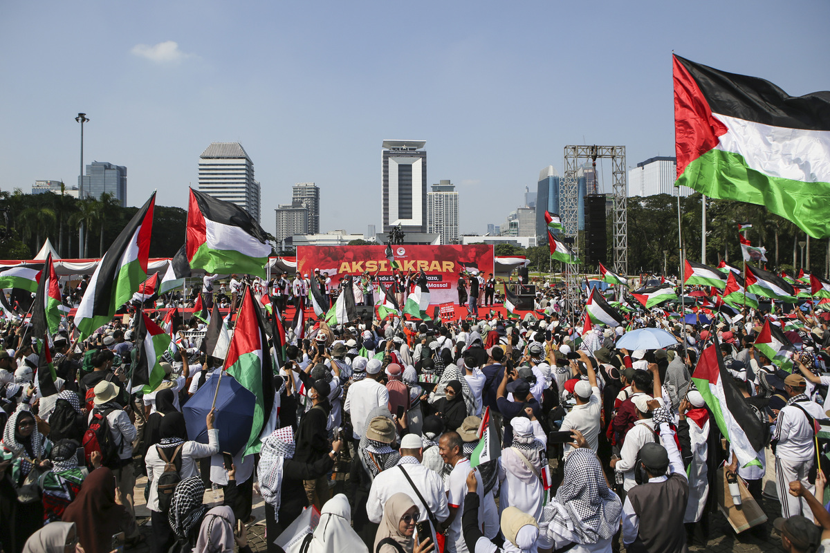 تجمع مئات الأشخاص في النصب التذكاري الوطني في جاكرتا يوم الأحد 03 أغسطس 2025 لتقديم مظاهرة مؤيدة للفلسطينيين ، ودعوا مصر إلى فتح معبر رفه الحدود للسماح للمساعدات الإنسانية في غزة ، حيث يواجه المدنيون نقصًا حرجًا بسبب الحوض المستمر. (Agees Rudianto - ANADOLU Agency)