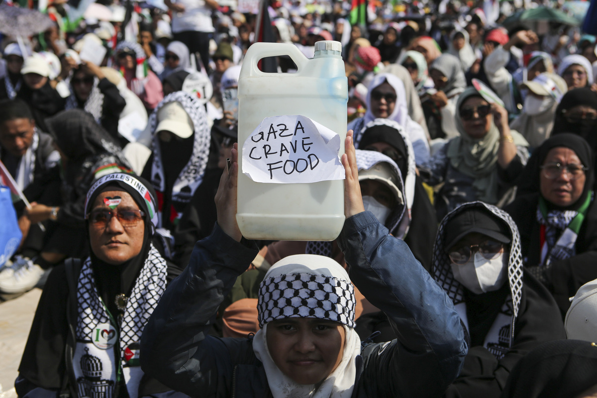 تجمع مئات الأشخاص في نصب التذكارات الوطنية في جاكرتا يوم الأحد 03 أغسطس 2025 لتقديم مظاهرة مؤيدة للفلسطينيين. (Agees Rudianto - ANADOLU Agency)