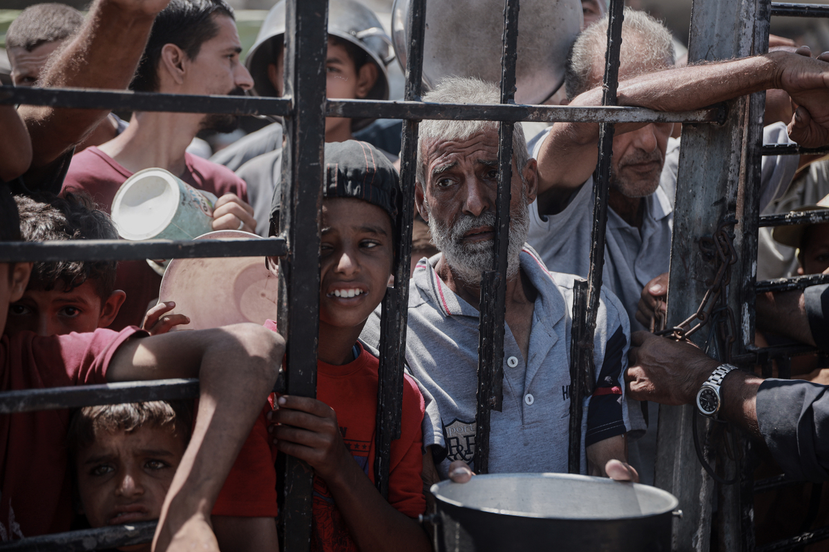 تتشكل الحشود بينما يتلقى الفلسطينيون طعامًا موزعة من قبل جمعية خيرية وسط الحصار الإسرائيلي المستمر والهجمات على غزة ، في 4 أغسطس 2025.