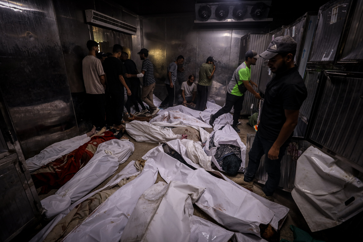 يتم إحضار جثث الفلسطينيين الذين ماتوا نتيجة للهجمات الإسرائيلية إلى مستشفى ناصر لدفنه في خان يونيس ، غزة في 05 أغسطس 2025.
