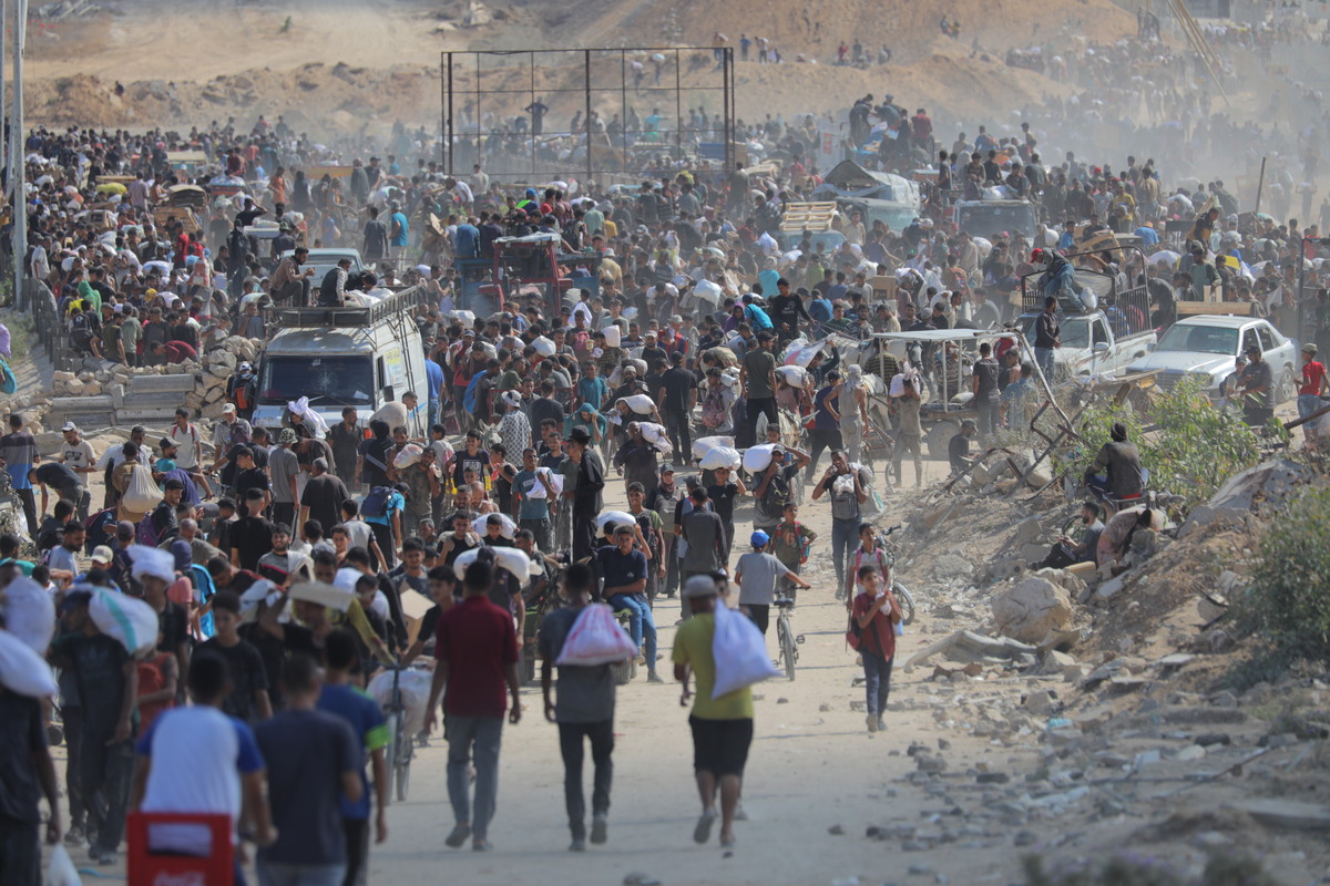 الفلسطينيون النازحون الذين يكافحون مع قطيع الجوع إلى نقطة توزيع المساعدات التي أقيمت في ممر Netzarim على أمل الحصول على مساعدة إنسانية محدودة في دير البلح ، غزة في 05 أغسطس ، 2025. (حسان جيدي - وكالة Anadolu)