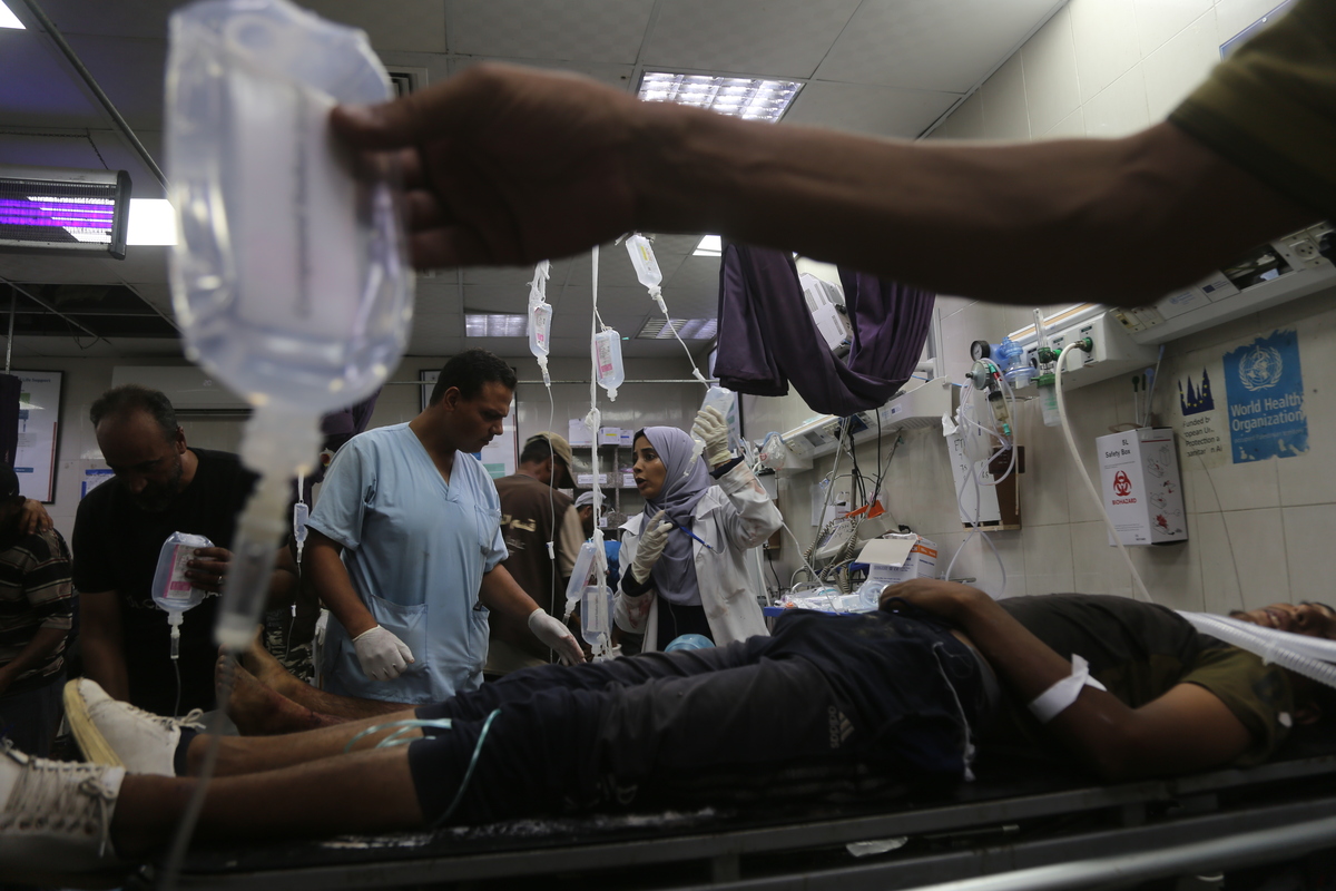 يتم نقل الفلسطينيين ، الذين أصيبوا في هجمات إسرائيلية استهداف المدنيين الذين ينتظرون المساعدات الإنسانية ، إلى المركز الطبي في ناصر في مدينة خان يونيس في جنوب غزة في 5 أغسطس 2025.