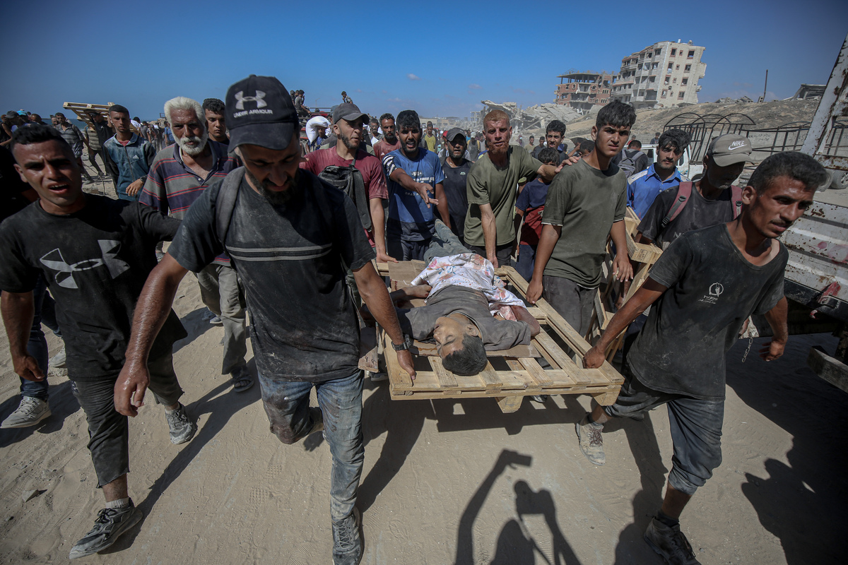 يكافح الفلسطينيون مع الجوع وسط هجمات إسرائيلية بينما يندفع الناس إلى نقطة توزيع المساعدات بالقرب من معبر زيكيم في قطاع غزة الشمالي الغربي في 5 أغسطس 2025. (محمود إسكسا - وكالة Anadolu)