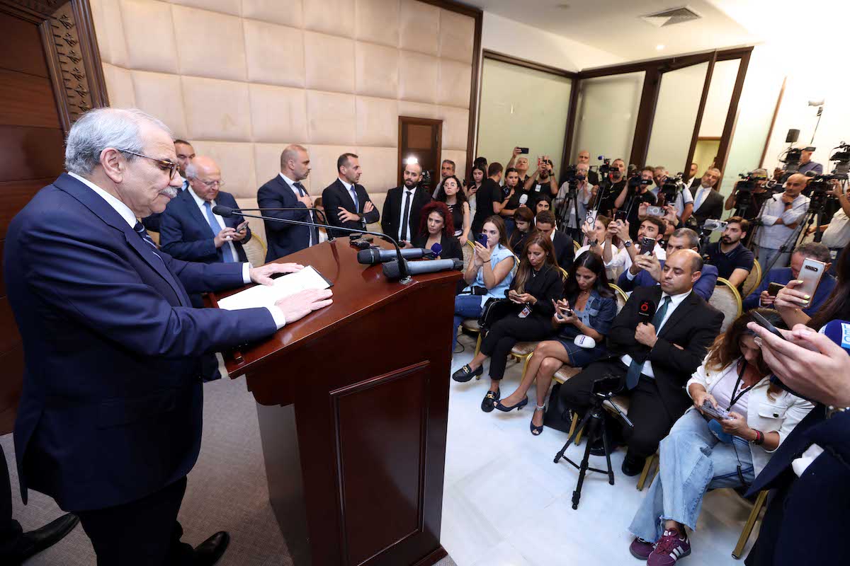 يتحدث رئيس الوزراء اللبناني نواف سلام (L) خلال مؤتمر صحفي بعد اجتماع مجلس الوزراء لمناقشة مسألة احتكار الدولة للأسلحة في العاصمة بيروت ، لبنان في 5 أغسطس 2025 (المكتب الصحفي للرئاسة اللبنانية - وكالة أنادوولو)