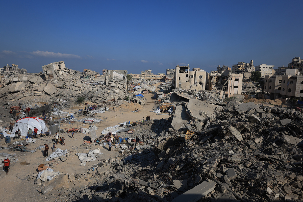 يبحث الفلسطينيون في الأضرار التي لحقت بالهجمات الإسرائيلية على منشأة صحية تابعة لوكالة الأمم المتحدة للإغاثة والأعمال للاجئين الفلسطينيين في الشرق الأدنى (الأونروا) في حي شيخ ريدان في مدينة غزة ، غزة في 6 أغسطس 2025 (داوود أبو ألكاس - وكالة أندمولو))