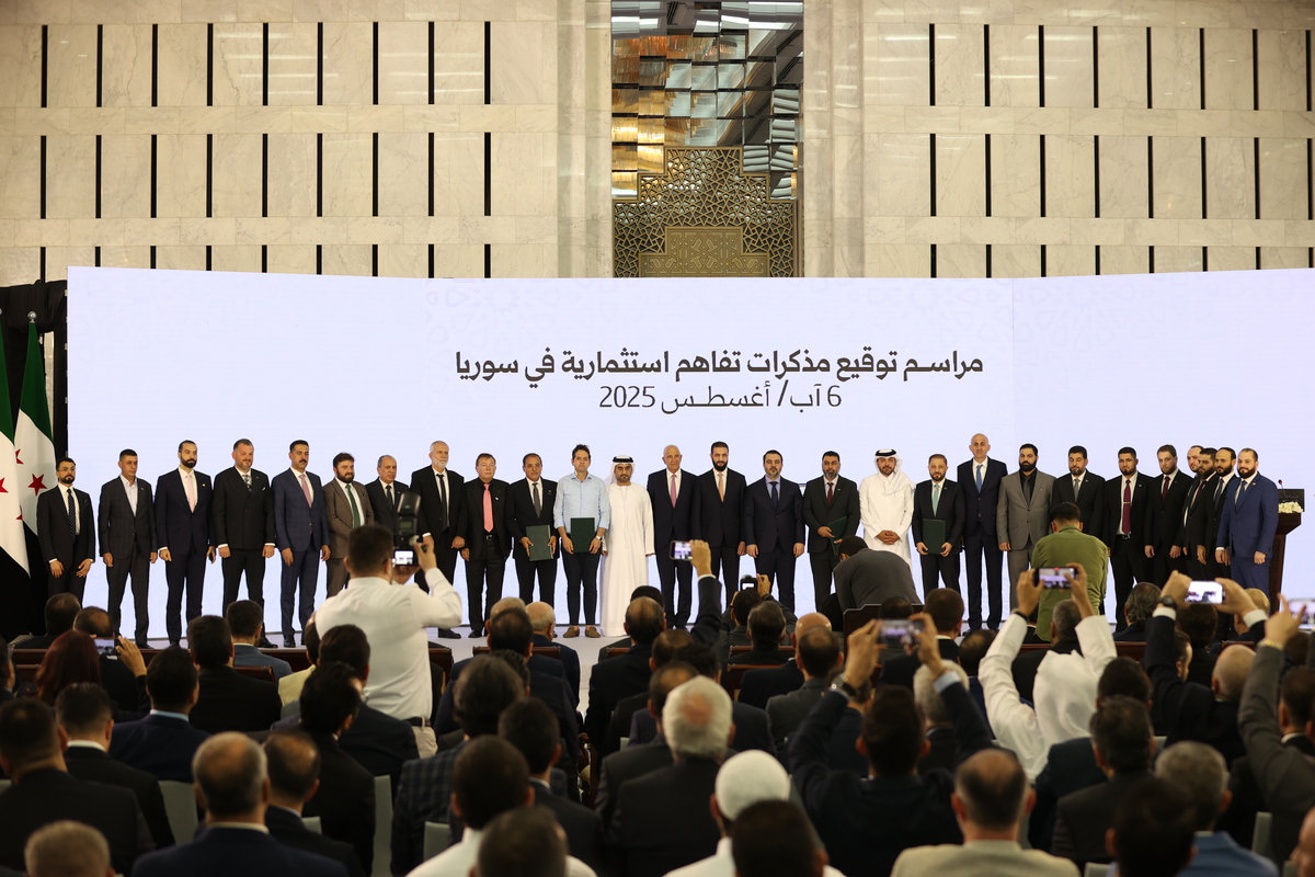 يحضر الممثل الخاص للولايات المتحدة لسوريا توم باراك (13th ل) ووزير الخارجية السوري آساد حسن الشايباني (13 ر.