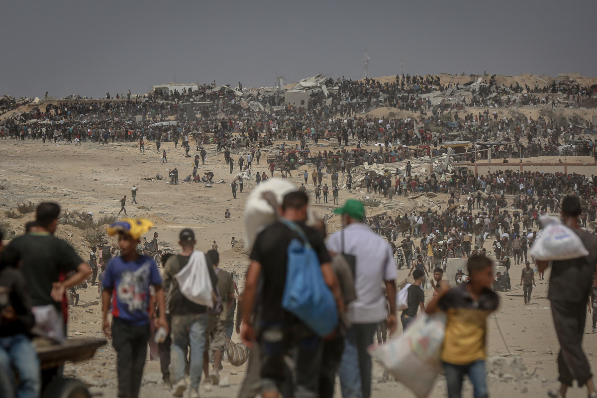 يتجمع الفلسطينيون الذين يكافحون مع نقص شديد في الطعام وسط هجمات إسرائيلية مستمرة وتجمع الحصار بالقرب من معبر زيكيم لتلقي إمدادات المساعدات المحدودة في شمال غرب غزة في 08 أغسطس 2025. (سعيد MMT Jaras - وكالة Anadolu)