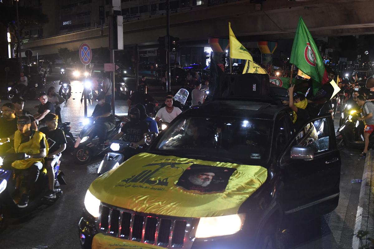 يواصل مؤيدو حزب الله وحركتها حليفها الاحتجاج على قرار الحكومة بجلب جميع الأسلحة في البلاد الخاضعة لسيطرة الدولة في بيروت ، لبنان في 8 أغسطس 2025. (Houssam Shbaro - ANADOLU Agency)