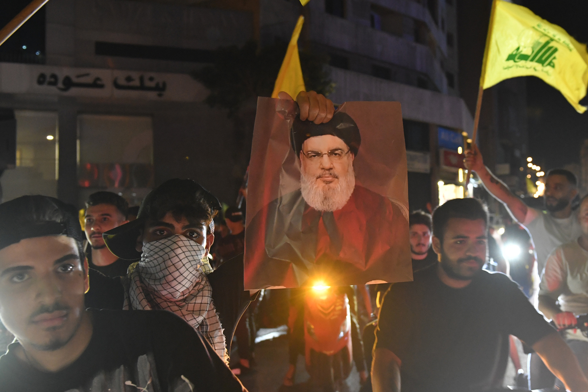 يواصل مؤيدو حزب الله وحركتها حليفها الاحتجاج على قرار الحكومة بجلب جميع الأسلحة في البلاد الخاضعة لسيطرة الدولة في بيروت ، لبنان في 8 أغسطس 2025. (Houssam Shbaro - ANADOLU Agency)