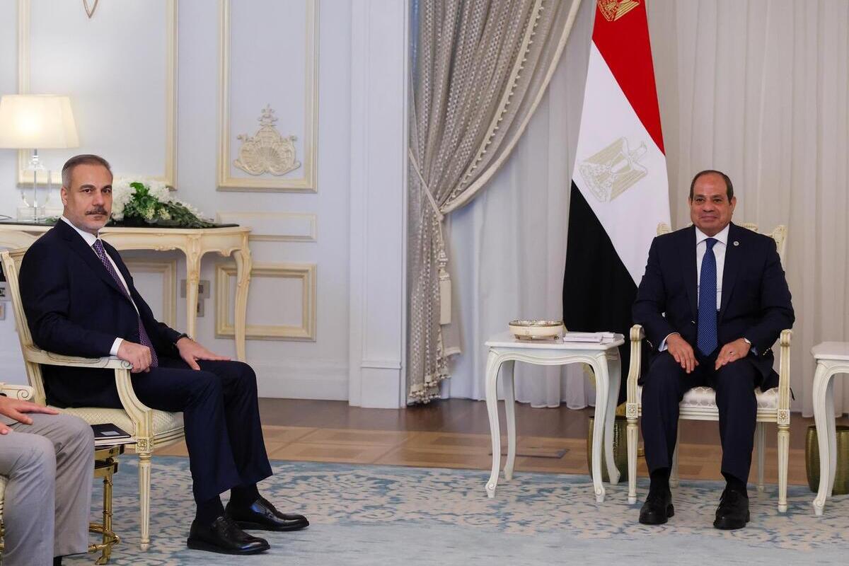 يلتقي وزير الخارجية التركي هاكان فيان مع الرئيس المصري عبد الفاهية السيسي في إل ألامين ، مصر في 9 أغسطس 2025.