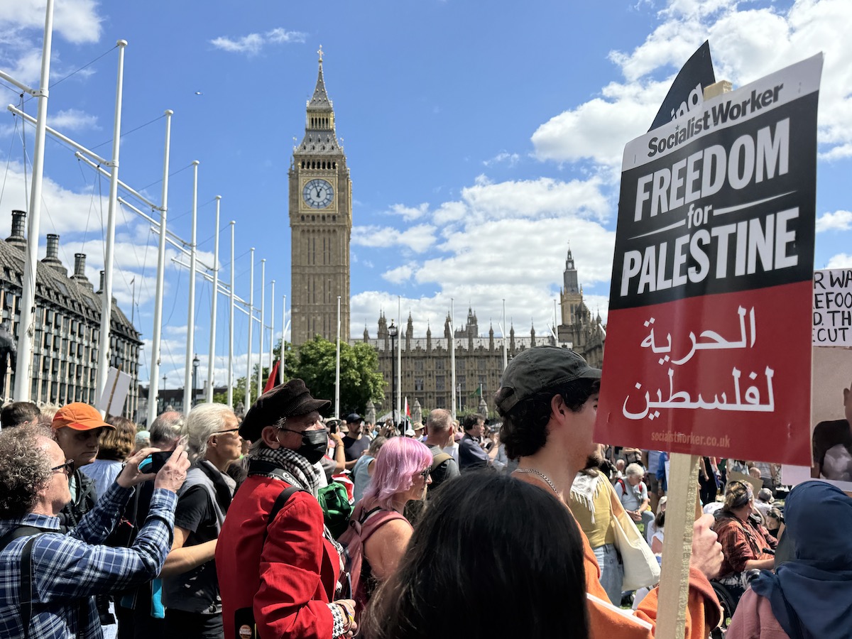 يتجمع الناس إلى عرض مظاهرة لدعم فلسطين العمل في لندن ، المملكة المتحدة في 9 أغسطس 2025.