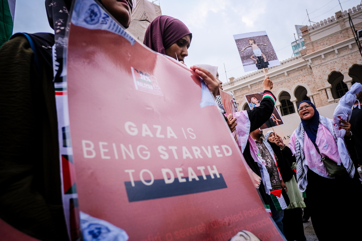 يتجمع الناس للانضمام إلى "ماليزيا ترتفع إلى غزة" تجمع في Dataran Merdeka في كوالالمبور ، ماليزيا في 9 أغسطس 2025.