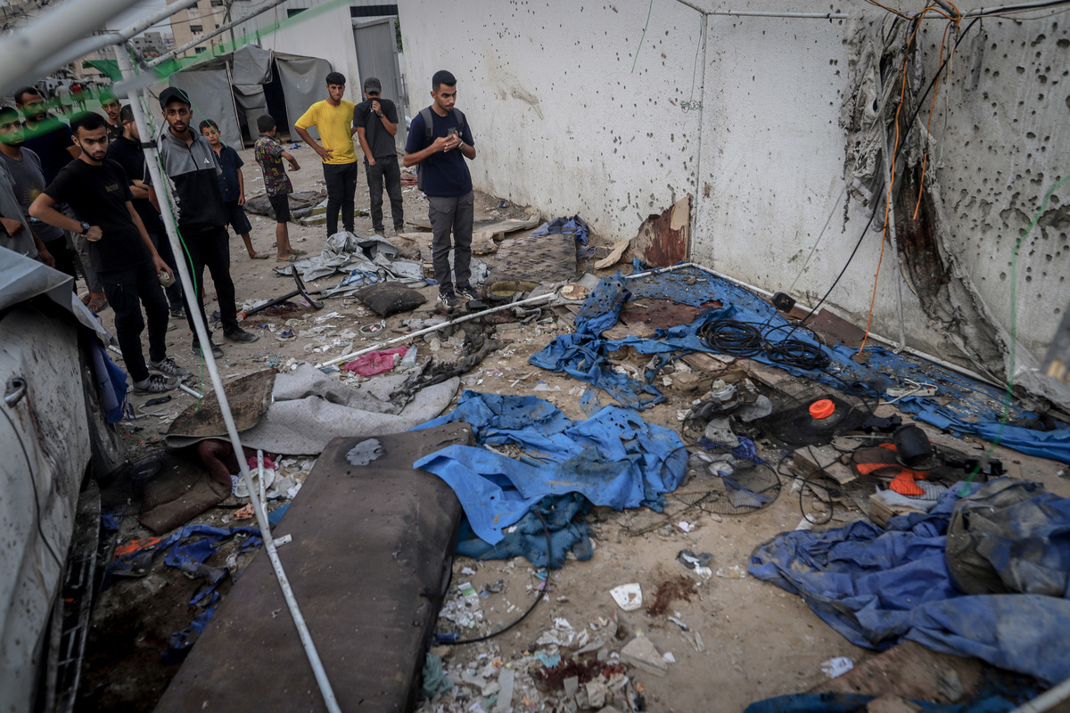 يبحث الفلسطينيون في المشهد بعد غارة جوية إسرائيلية على خيمة الصحفيين بالقرب من مستشفى الشيفا في مدينة غزة ، غزة في 11 أغسطس 2025 (سعيد MMT Jaras - وكالة Anadolu)