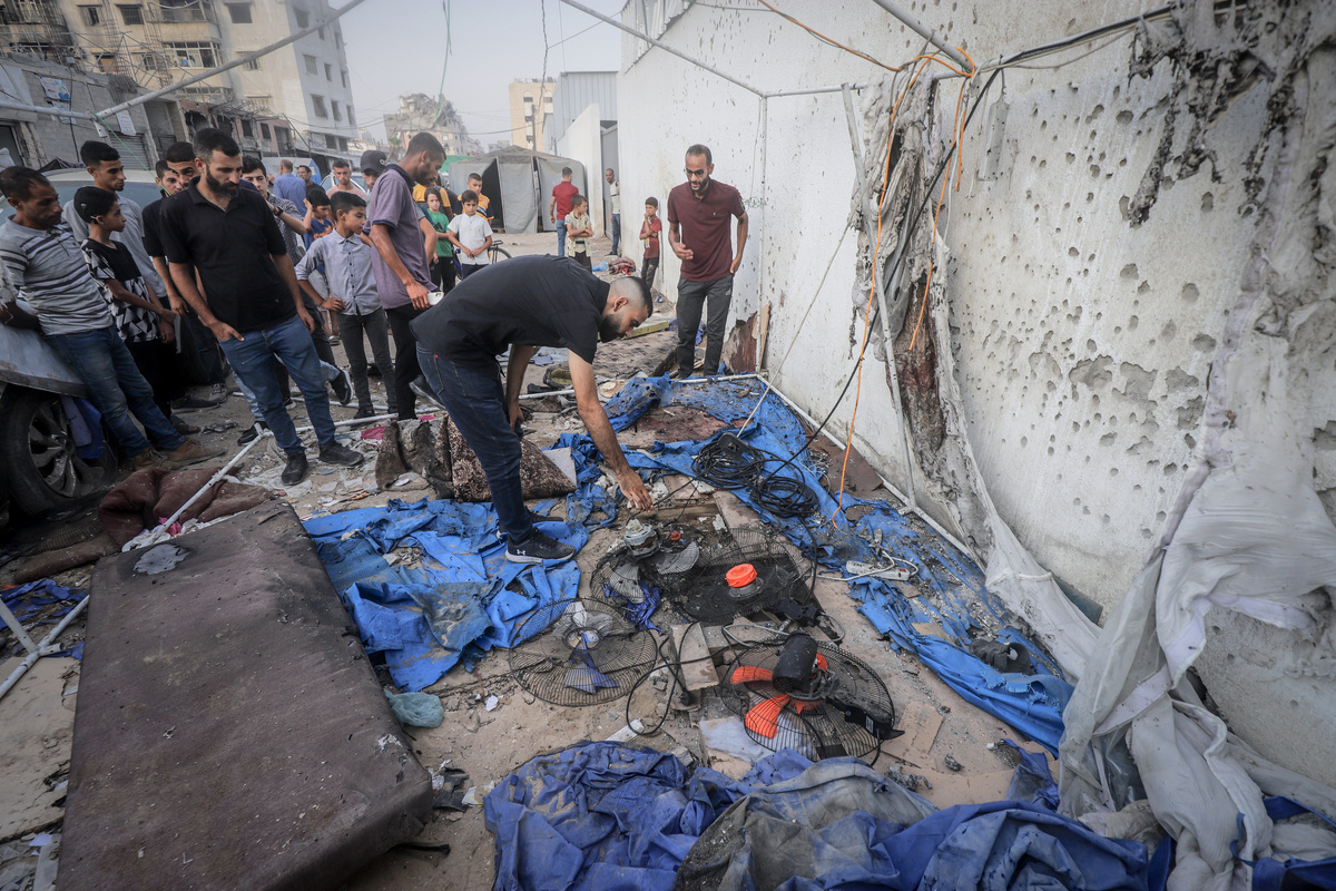 يبحث الفلسطينيون في المشهد بعد غارة جوية إسرائيلية على خيمة الصحفيين بالقرب من مستشفى الشيفا في مدينة غزة ، غزة في 11 أغسطس 2025 (سعيد MMT Jaras - وكالة Anadolu)