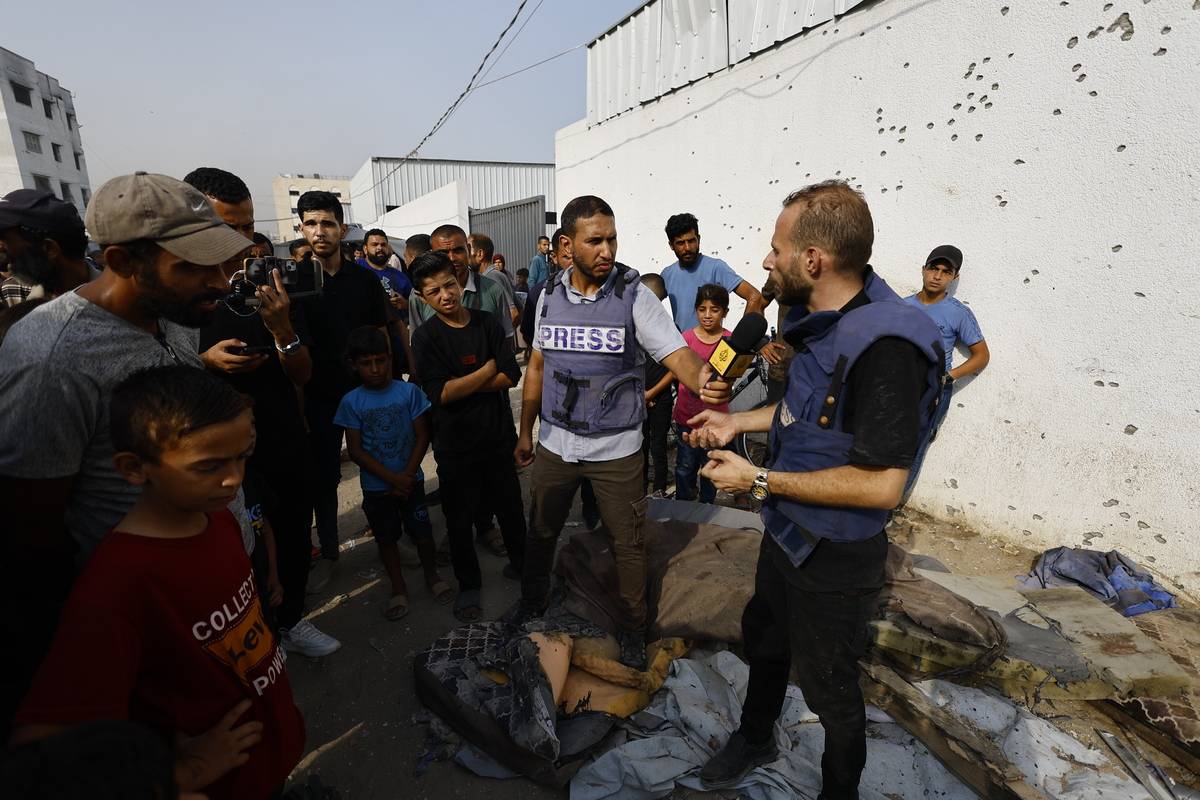 يواصل المصورون المصورين والمراسلين العاملين في غزة أعمالهم في منطقة المشهد بعد غارة جوية إسرائيلية في خيمة الصحفيين بالقرب من مستشفى الشيفا في مدينة غزة ، غزة في 11 أغسطس 2025.
