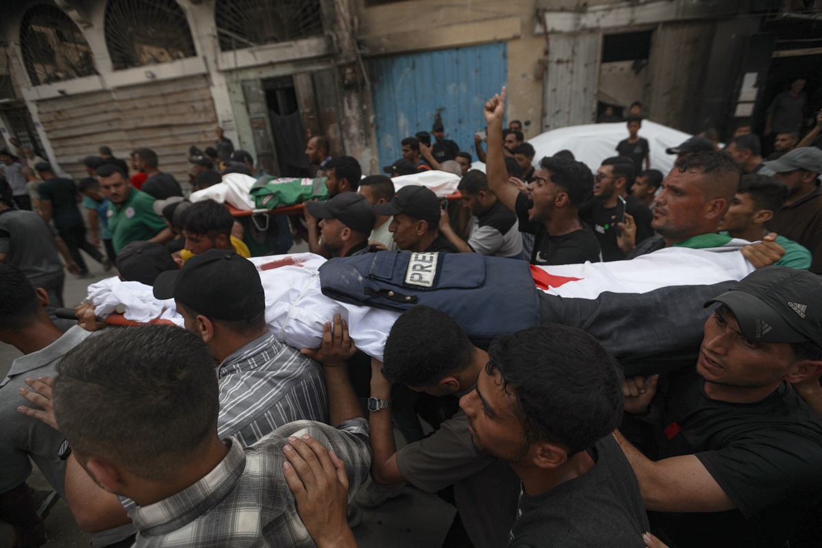 أقارب وزملاؤه من مراسلي الجزيرة أناس الشريف ومحمد القراقي ، المصورين ، العازفين إبراهيم داهير ومومين ألايوا ، ومساعد المصور المصور المصور محمد نوفال ، الذي قُتل في جوية الإسرائيلية على خيمة الصحفية القريبة من المراكز في غازا في غازا. مدينة غزة ، غزة. (Yousef Al Zanoon - ANADOLU Agency)