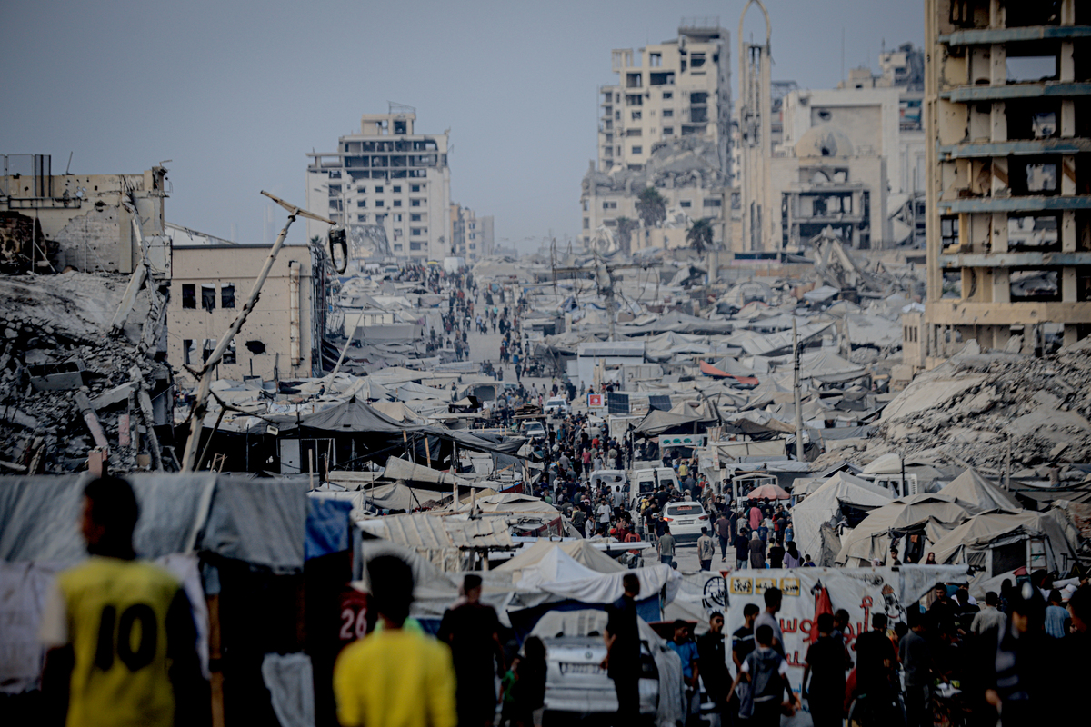 منظر للحياة اليومية مثل الفلسطينيين ، محرومون من الضروريات الأساسية مثل المأوى والطعام والمياه النظيفة ، تكافح من أجل البقاء في الظروف المعيشية القاسية في مدينة غزة ، غزة في 11 أغسطس 2025.