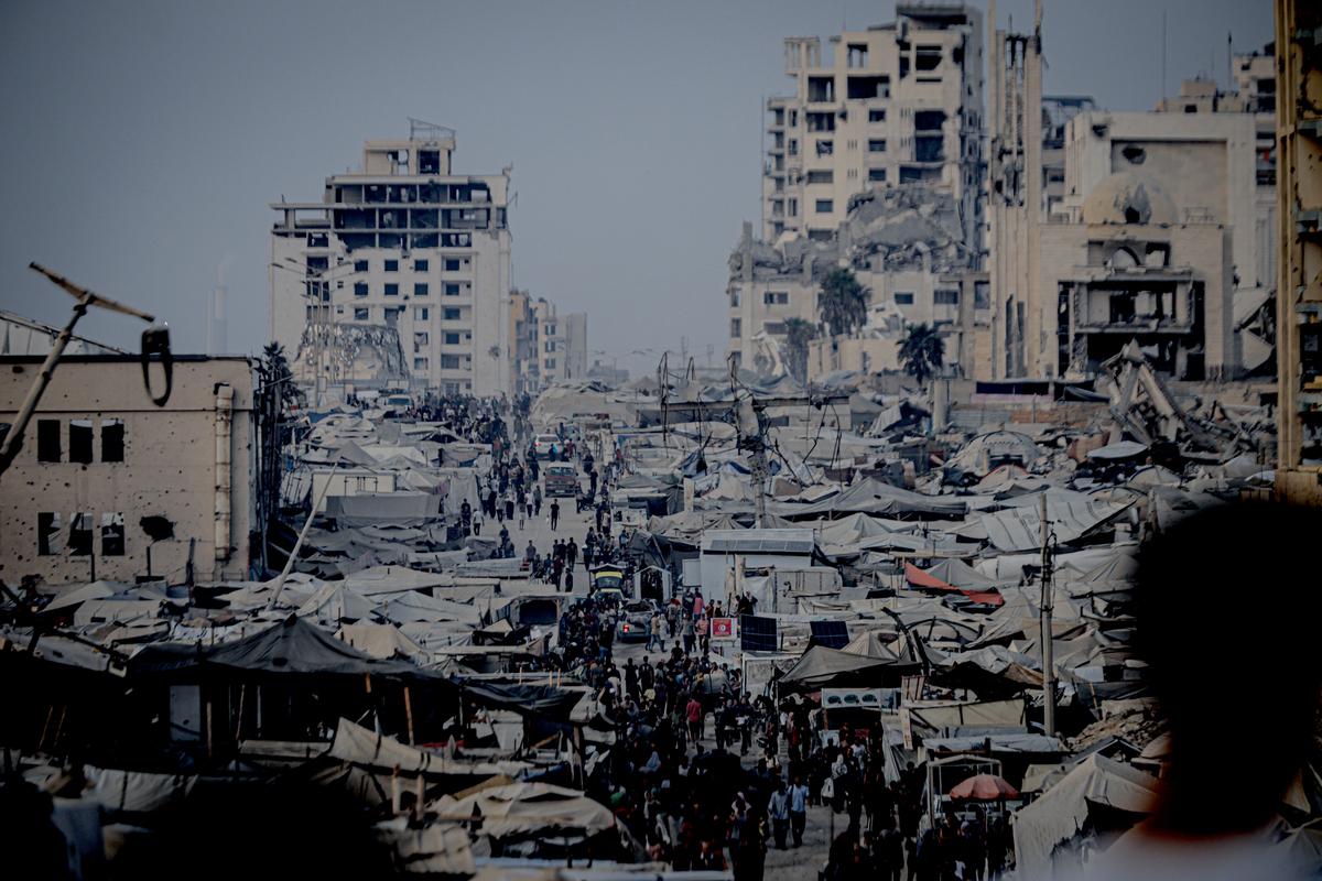 منظر للحياة اليومية مثل الفلسطينيين ، محرومون من الضروريات الأساسية مثل المأوى والطعام والمياه النظيفة ، تكافح من أجل البقاء في الظروف المعيشية القاسية في مدينة غزة ، غزة في 11 أغسطس 2025.