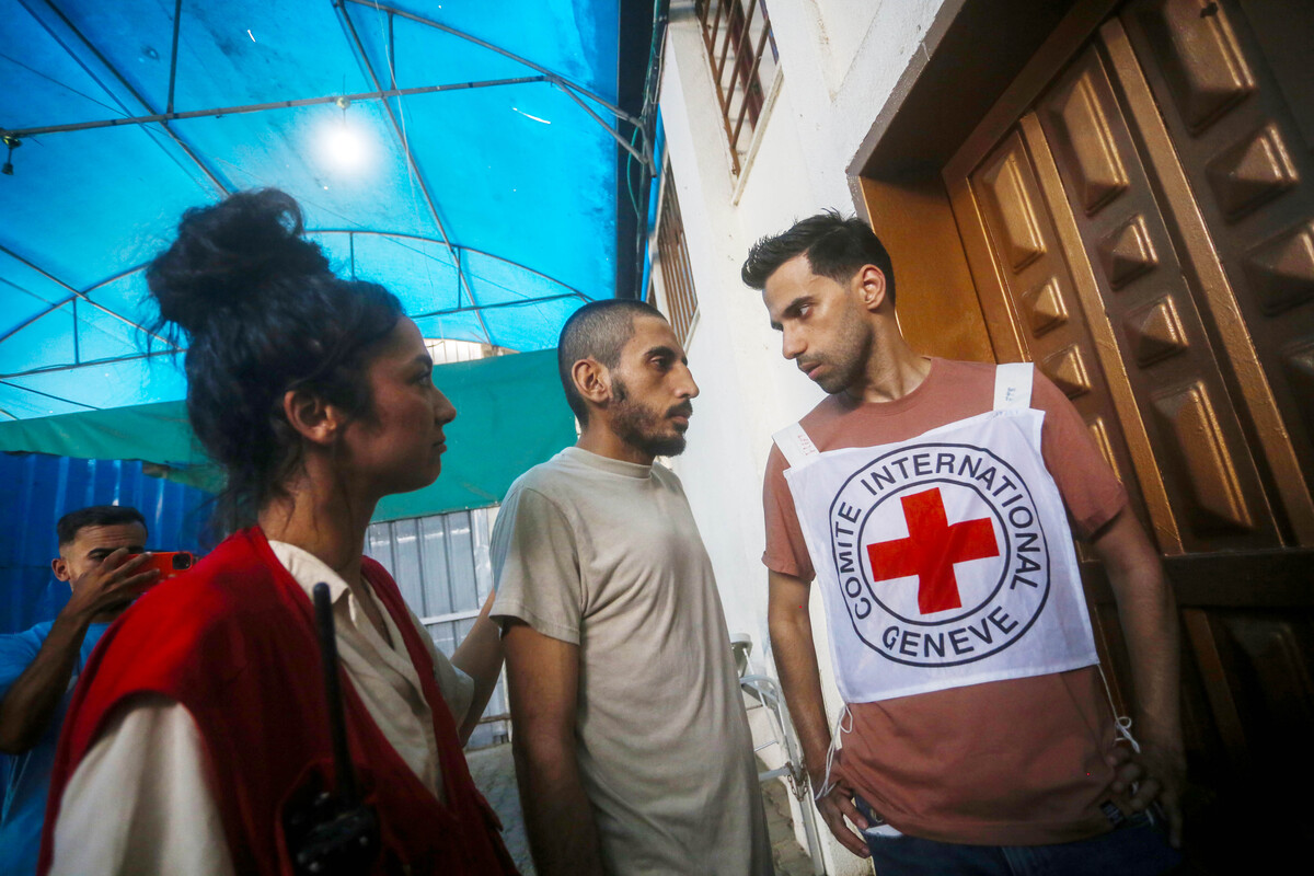 يتم نقل 10 سجناء فلسطينيين من قبل اللجنة الدولية للصليب الأحمر (ICRC) إلى مستشفى الشهداء الأقصى للفحوصات الطبية ، في دير كالاه ، غزة في 12 أغسطس 2025 (محمد ناسار-وكالة أنادوولو)