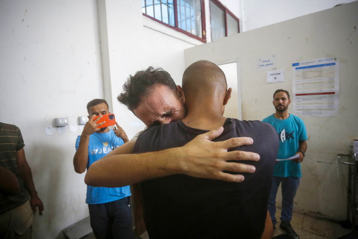 يتم نقل 10 سجناء فلسطينيين من قبل اللجنة الدولية للصليب الأحمر (ICRC) إلى مستشفى الشهداء الأقصى للفحوصات الطبية ، في دير كالاه ، غزة في 12 أغسطس 2025 (محمد ناسار-وكالة أنادوولو)