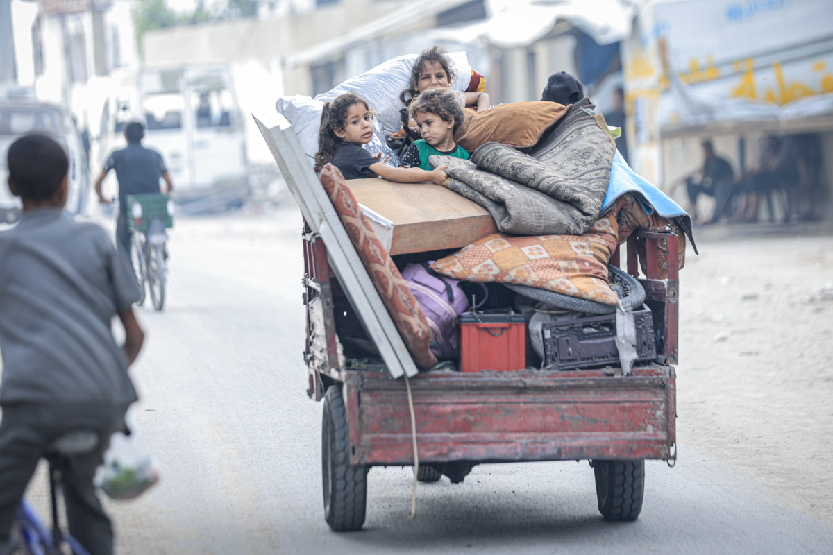 انطلق السكان الفلسطينيون للمناطق الآمنة مع ممتلكاتهم التي يمكنهم تحملها بعد هجمات من الجيش الإسرائيلي في حي Zeitoun في مدينة غزة ، غزة في 12 أغسطس 2025.