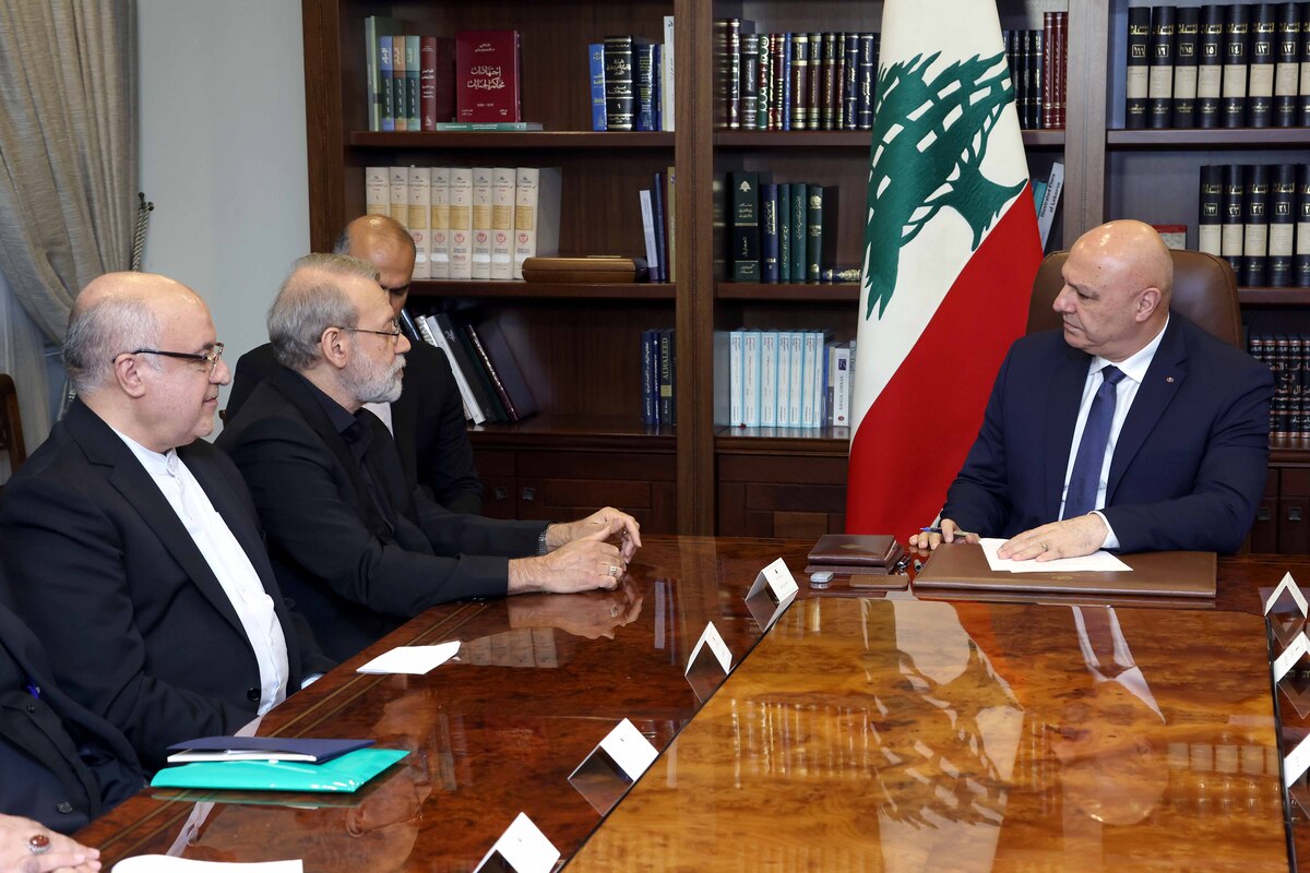 يرحب الرئيس اللبناني جوزيف آفن (R) وزير الأمن القومي العليا في إيران ، علي لاريجاني (2nd L) في قصر Baabda الرئاسي في بيروت ، لبنان في 13 أغسطس 2025.