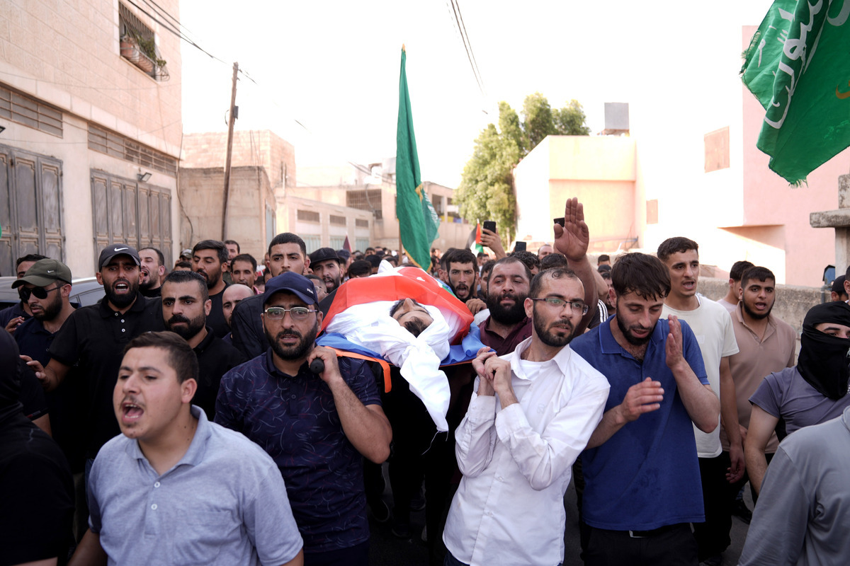 يحمل الأقارب والسكان المحليون جثة الفلسطينيين البالغ من العمر 35 عامًا خليل رزا دوابشا ، الذي قُتل على يد المستوطنين الإسرائيليين ، خلال جنازته في قرية دوما ، في 13 أغسطس 2025 ، في نابلوس ، الضفة الغربية. (̇ssam Rimawi - ANADOLU Agency)