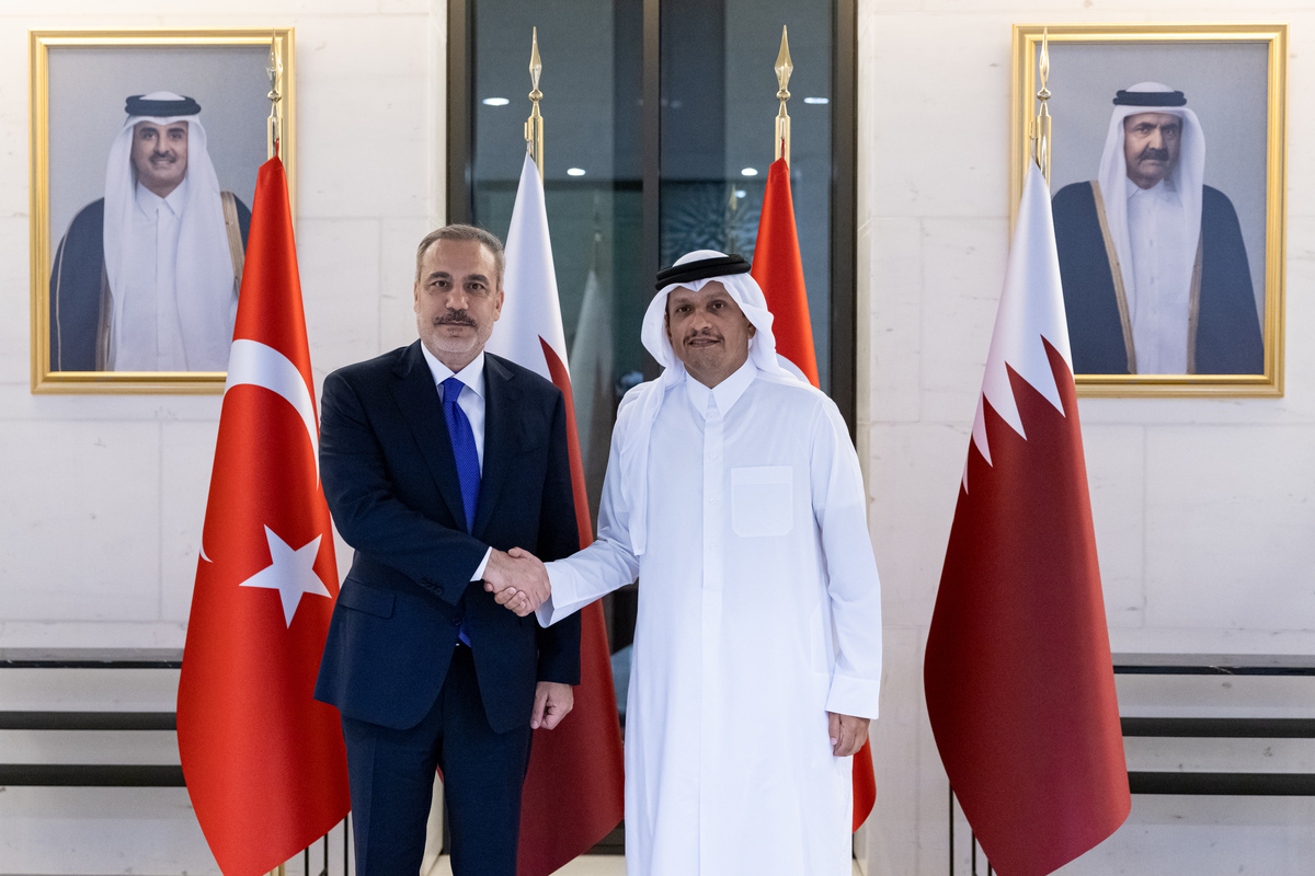 يلتقي وزير الخارجية التركي هاكان فيان (L) مع رئيس الوزراء القطري ووزير الخارجية محمد بن عبد الرحمن آل ثاني في الدوحة في قطر في 13 أغسطس 2025 (ميرات جوك - وكالة أنادوولو)