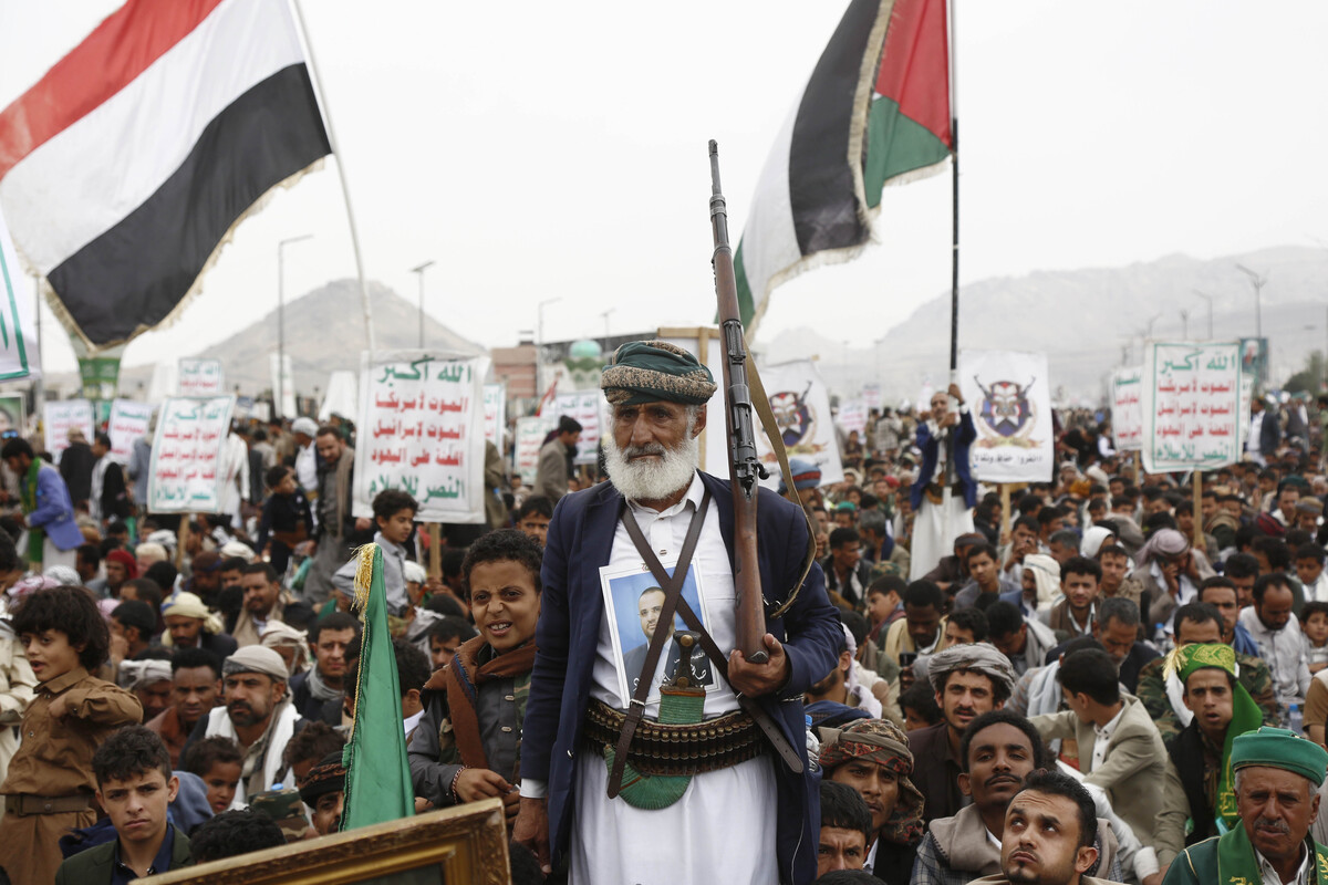 يجتمع الآلاف من مؤيدي الحوثيين ، الذين يحملون لافتات وأعلام فلسطينية ، في ميدان السابين للتظاهر لدعم الشعب الفلسطيني والاحتجاج على هجمات إسرائيل المستمرة على غزة في 15 أغسطس 2025. (محمد حامود - وكالة Anadolu)