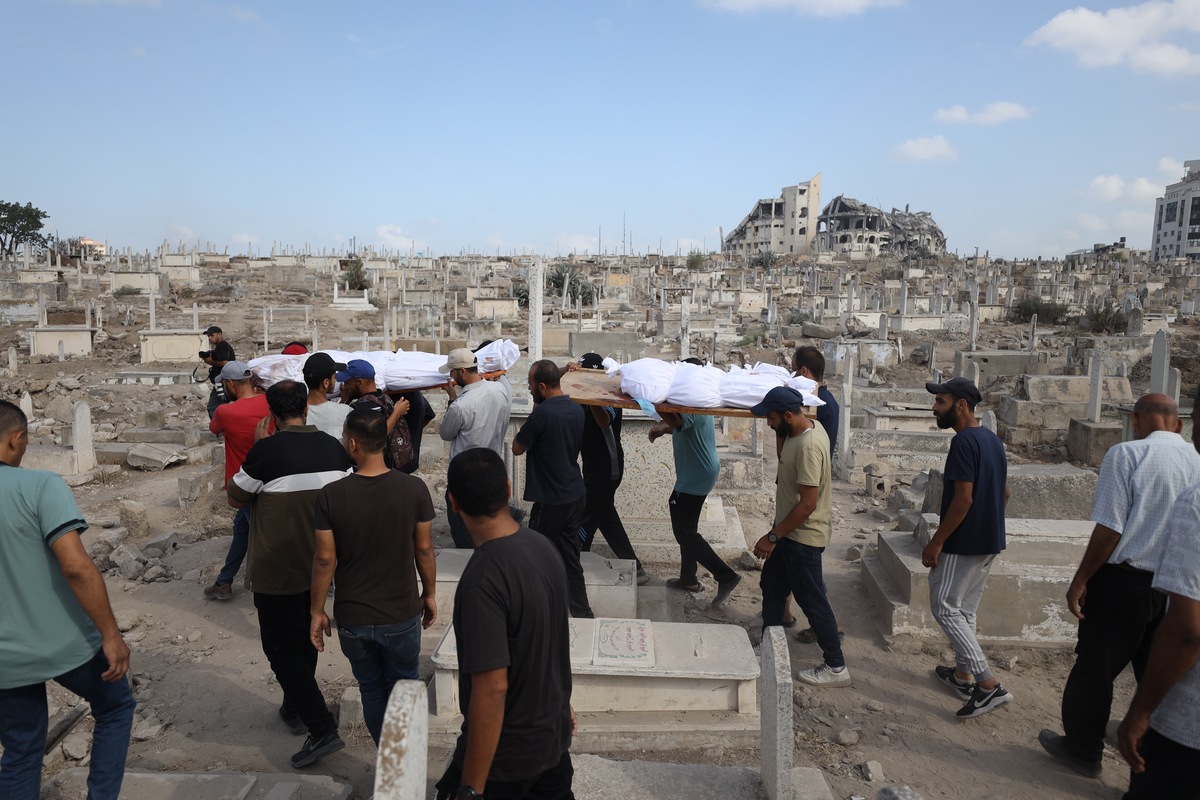 يحضر المواطنون وأقارب الفلسطينيين الذين ماتوا نتيجة لإضراب الطائرات بدون طيار الإسرائيلية في فناء المستشفى المعمداني الأثلي في حفل الجنازة بعد أن تم نقل جثث الموتى من مستشفى الدفن في مدينة غزة ، غزة في 17 أغسطس ، 2025.