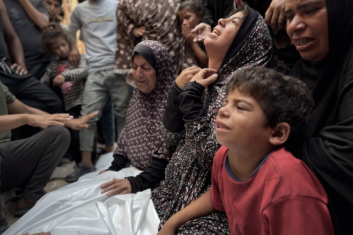 أقارب الفلسطينيين الذين ماتوا نتيجة للهجمات الإسرائيلية على أجزاء مختلفة من خان يونيس حدادًا حيث تم نقل الموتى من مستشفى ناصر لدفنه في خان يونيس ، غزة في 17 أغسطس 2025.