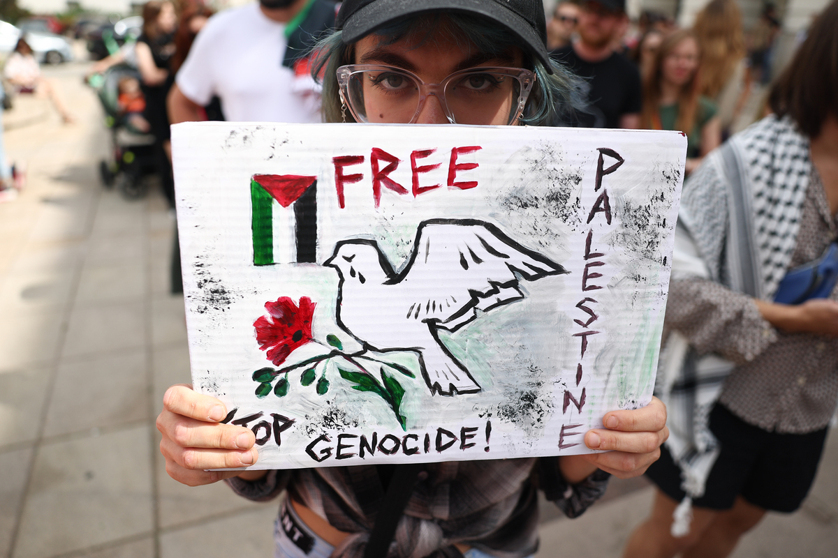 يحمل المتظاهرون لافتات وأعلام فلسطينية خلال المظاهرة المؤيدة للفلسطينيين في وارسو ، بولندا في 17 أغسطس 2025. (Jakub Porzycki - Anadolu Agency)