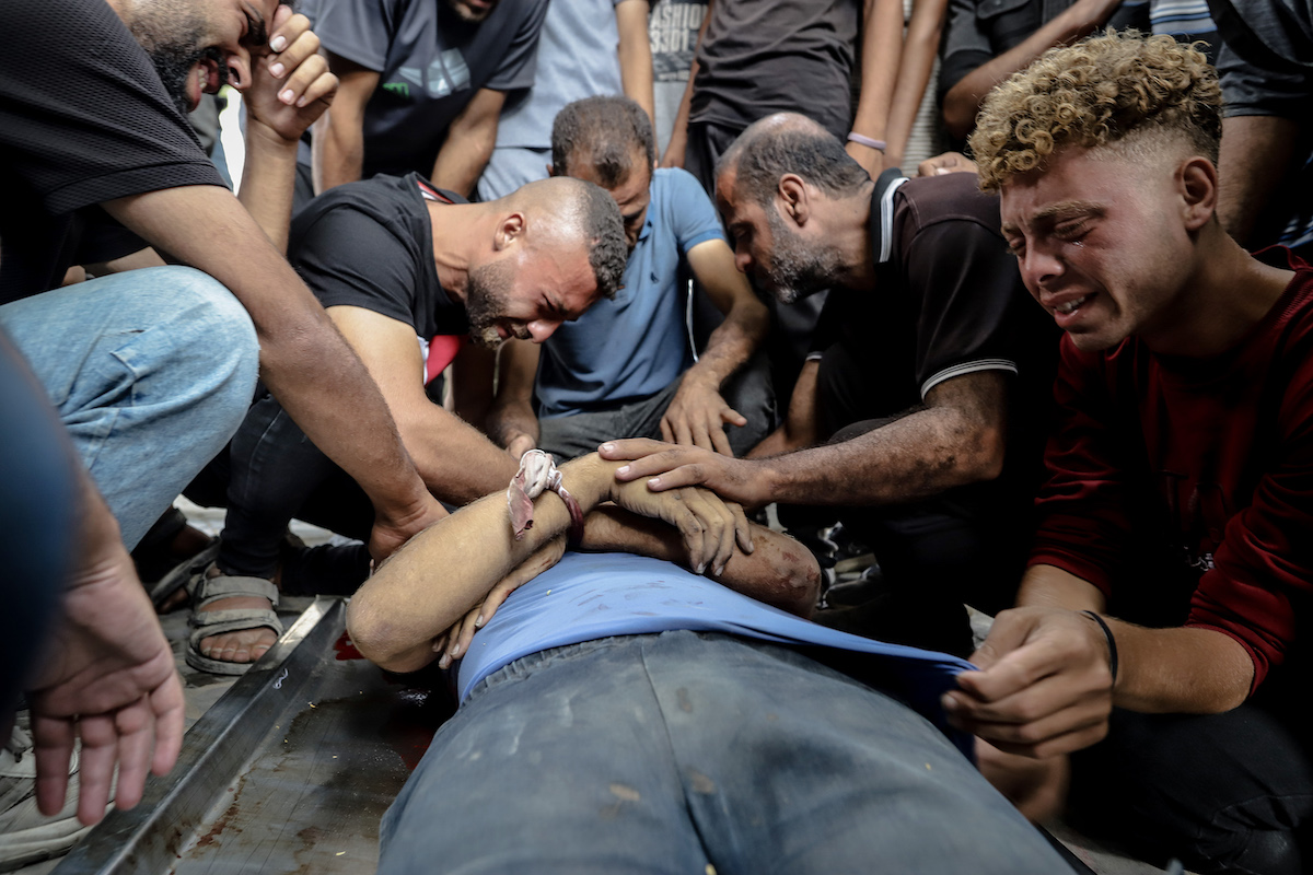 أقارب الفلسطينيين ، الذين ماتوا نتيجة للجيش الإسرائيلي استهدف الفلسطينيون الذين ينتظرون المساعدات الإنسانية في منطقة زيكيم الحداد حيث تم نقل الموتى من مستشفى الشيفا لدفنه في مدينة غزة ، غزة في 18 أغسطس 2025.
