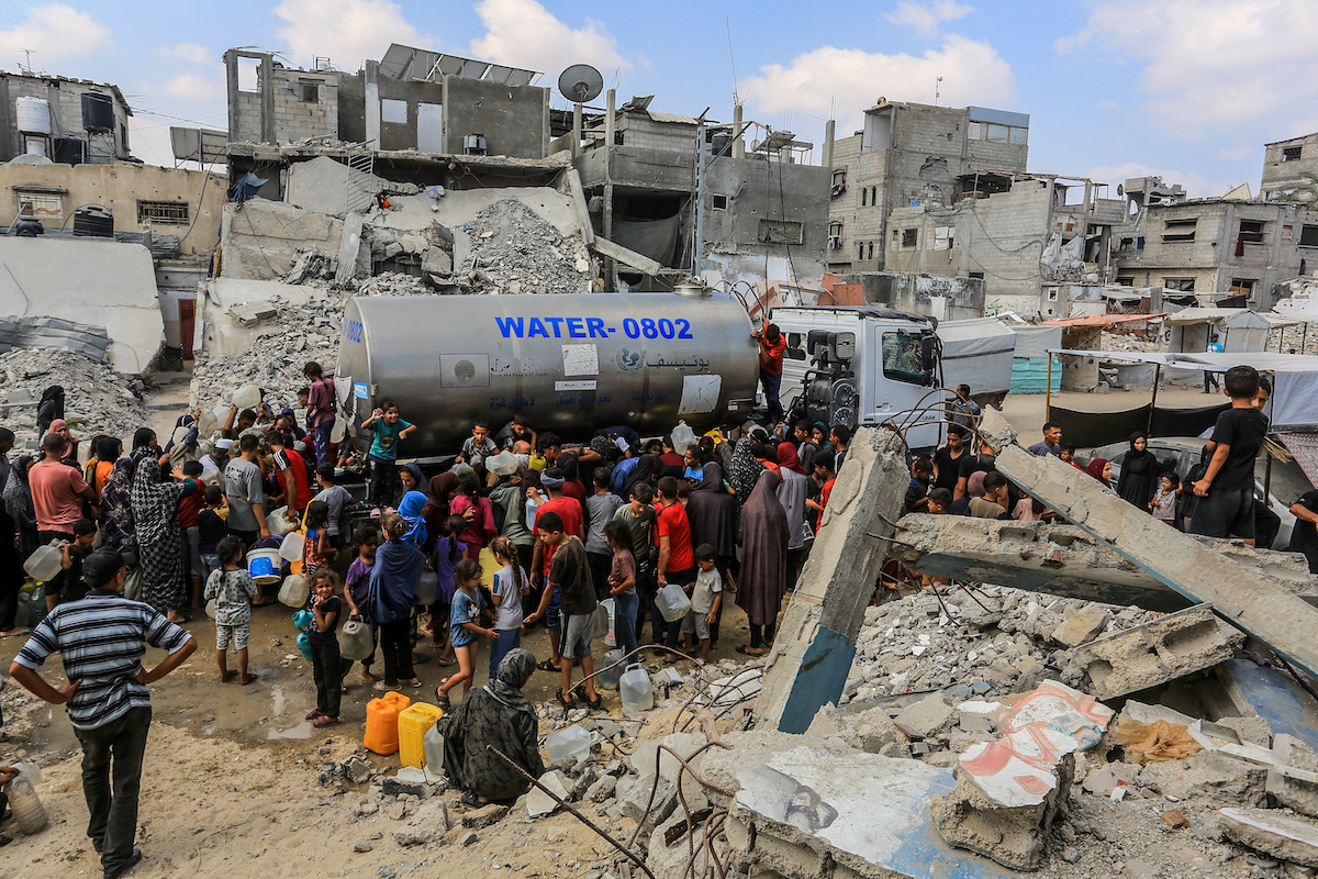حاول الفلسطينيون ملء علب جيري من ناقلة المياه التي تنتمي إلى منظمة مساعدة وصلت إلى المدينة ، في 18 أغسطس 2025 في خان يونيس ، غزة. (عابد رحيم خاتيب - وكالة أنادوولو)