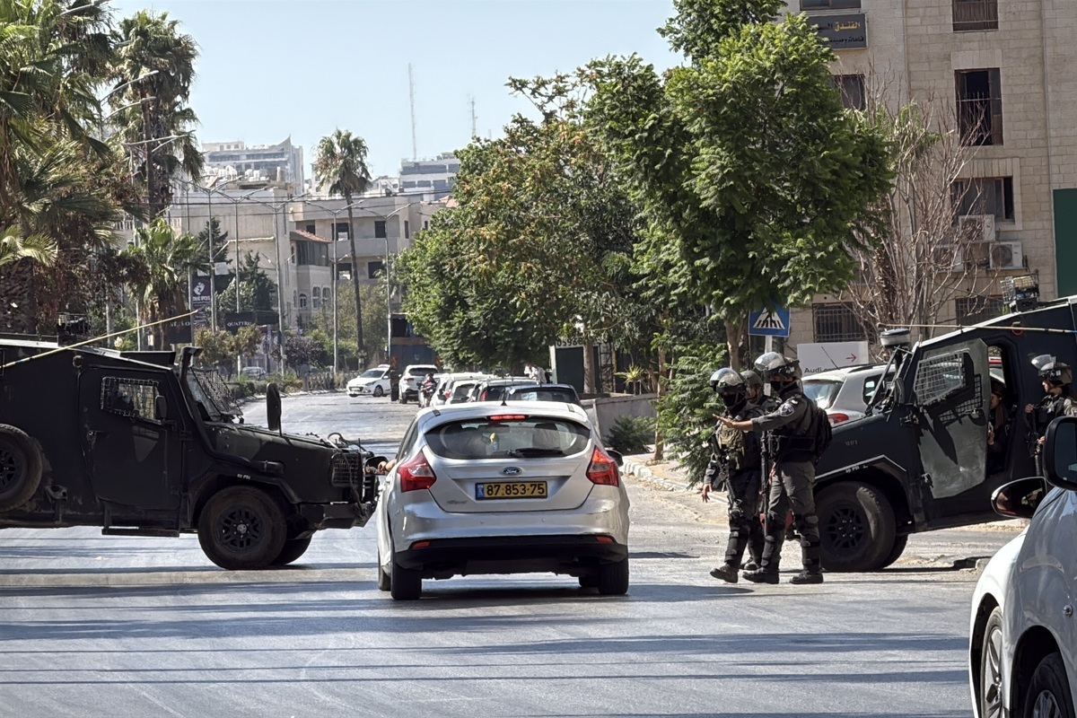يقوم الجنود الإسرائيليون بفحص سيارة تابعة لفلسطيني عند نقطة تفتيش خلال معسكر الغارة اللاجئين في رام الله ، الضفة الغربية في 18 أغسطس 2025. (̇ssam Rimawi - ANADOLU Agency)
