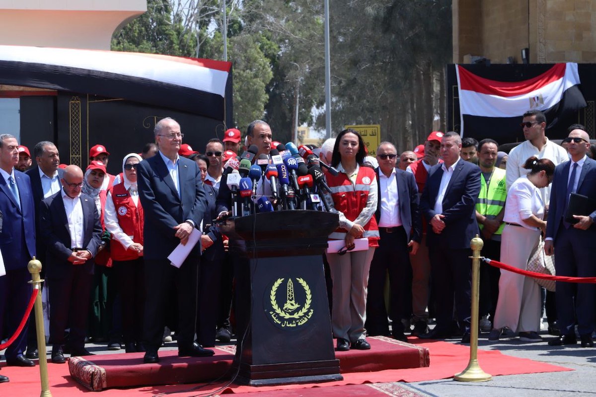 عقد وزير الخارجية المصري بادر عبد العبد (C) ورئيس الوزراء الفلسطيني محمد مصطفى مؤتمرا صحفيا مشتركا أمام معبر رافاه الحدود في مصر في 18 أغسطس 2025. (أحمد سيد - وكالة anadolu)