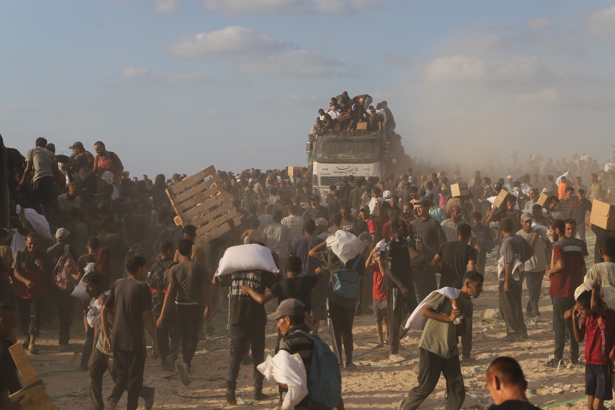 يتدفق الفلسطينيون إلى معبر Zikim لاكتساب المساعدات الغذائية المحدودة مع تفاقم أزمة الجوع مع الحصار الإسرائيلي المستمر في شمال غزة ، غزة في 18 أغسطس 2025 (خليل رامزي Alkahlut - وكالة Anadolu)