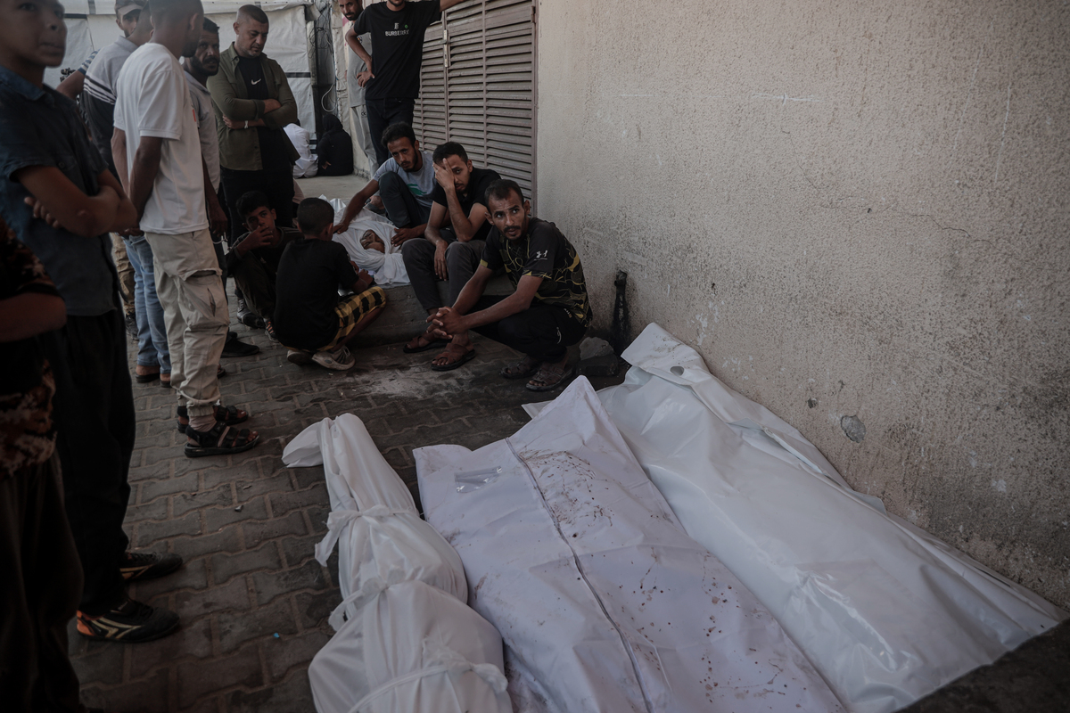 جثث الفلسطينيين ، بمن فيهم الأطفال ، الذين قتلوا في غارات جوية إسرائيلية على دير البلا في وسط غزة ، الكذبة ملفوفة في أكياس بيضاء حيث يتم تنفيذ المستحضرات الجنائزية في مستشفى الشهود في العصر-وكالة أنادولا) ، غزة ، في 19 أغسطس ، 2025.