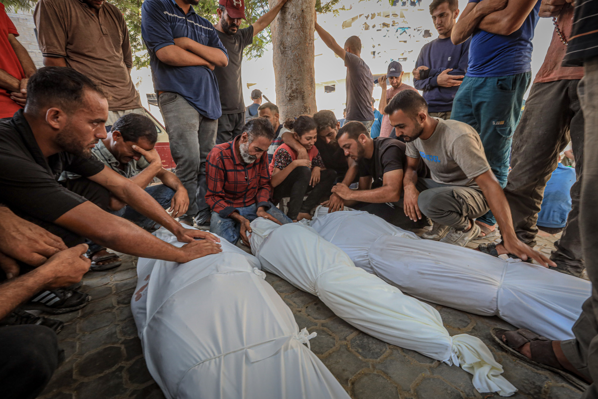 يقارب أقارب الفلسطينيين جثث الفلسطينيين الذين فقدوا حياتهم بعد الهجوم الإسرائيلي على منزل ينتمي إلى عائلة الماسري ، وهم ينتظرون عملية الجنازة في مستشفى الشيفا في مدينة غزة ، غزة في 20 أغسطس 2025 (حمزة زحاق القراطة-وهي وكالة آنداولو)