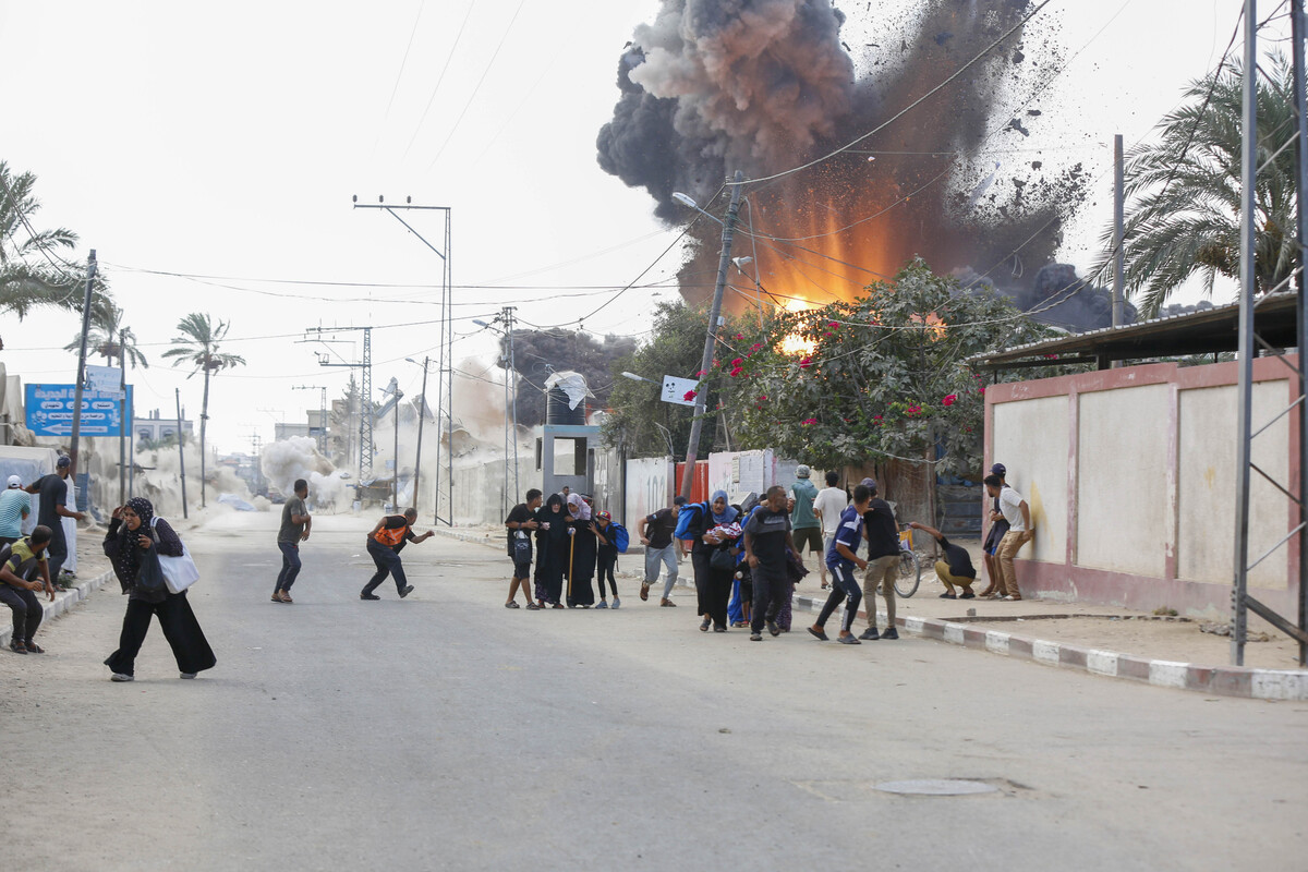 اندفع الفلسطينيون للهروب من المنطقة بعد إضراب الطائرات الحربية الإسرائيلية على الخيام التي يعيش فيها الفلسطينيون النازحون في دير البلاه ، غزة في 21 أغسطس 2025.