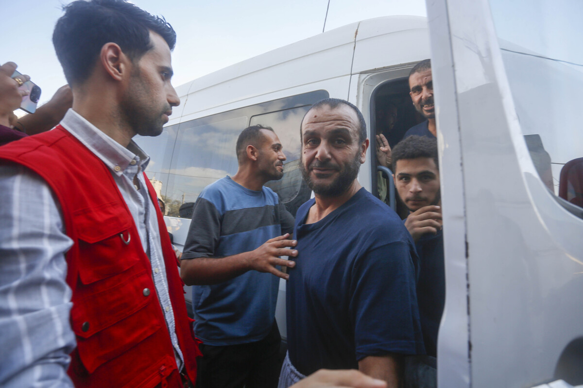 يصل عشرة سجناء فلسطينيين تم إطلاق سراحهم حديثًا إلى مستشفى الشهداء المؤيدين لإقامة الفحوصات الطبية بعد نقلهم بالسيارة ، والذين ينتميون إلى اللجنة الدولية للصليب الأحمر في دير بولاح ، غزة في 21 أغسطس 2025 (محمد ناسار-وكالة أنادولو)