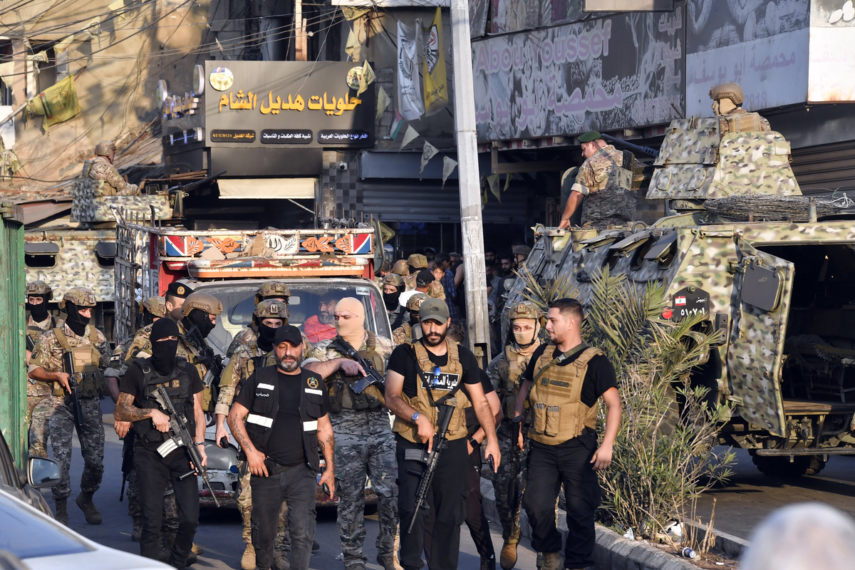 يأخذ الجيش اللبناني تدابير أمنية حيث تبدأ الفصائل الفلسطينية في تسليم الأسلحة في معسكرات اللاجئين بموجب خطة حكومية لإحضار السلاح تحت سيطرة الدولة في معسكر بورج باراجينه لبيروت ، لبنان في 21 أغسطس ، 2025. (Houssam Shbaro - Anadolu Agency)