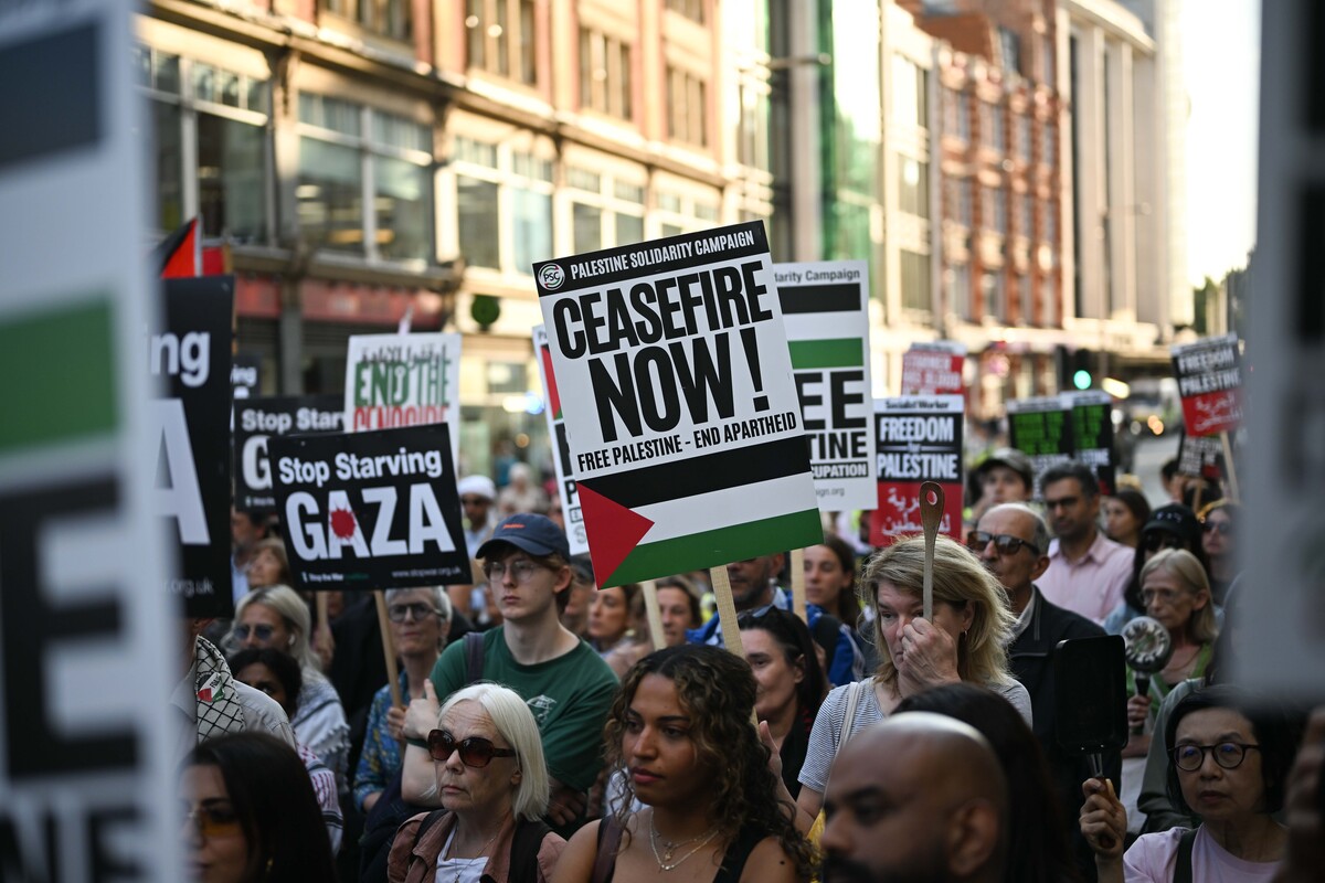 يتجمع المتظاهرين المؤيدون للفلسطينيين خارج السفارة الإسرائيلية للاحتجاج والانتباه إلى الأزمة الإنسانية في غزة ، حيث تتهم إسرائيل بفرض الجوع والمجاعة في 22 أغسطس 2025 في لندن ، المملكة المتحدة. (Raşid Necati Aslım - Anadolu Agency)