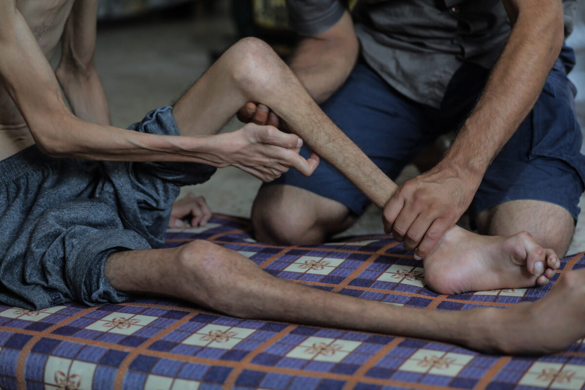 خليل محمد دريفيس ، البالغ من العمر 36 عامًا ، يعيش في معسكر نوسائر للاجئين في الجزء المركزي من قطاع غزة ، الذي يخضع للوقود الإسرائيلي والهجمات ، يكافح مع الجوع لأنه لا يستطيع الوصول إلى الطعام في دير البالي ، غزة في 23 أغسطس 2025.