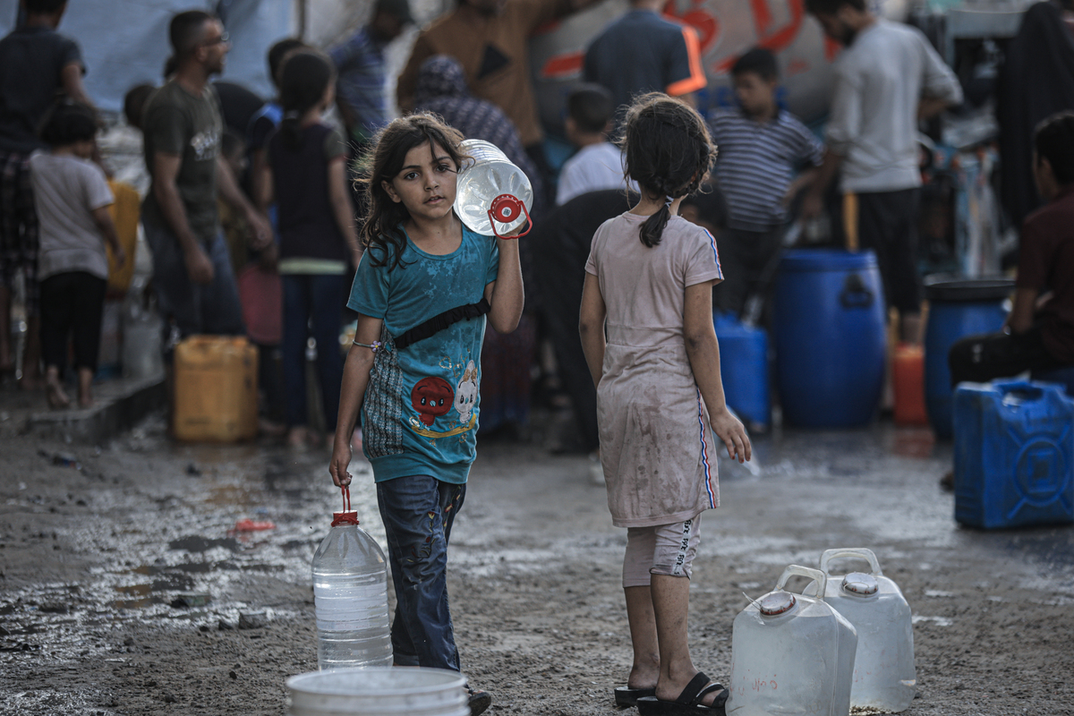 يحاول الفلسطينيون تلبية احتياجاتهم اليومية للمياه بالمياه النظيفة ، التي توزعها الناقلات ، حيث تعمق الهجمات الإسرائيلية الأزمة الإنسانية في حي نصر في مدينة غازا ، غزة في 25 أغسطس 2025.