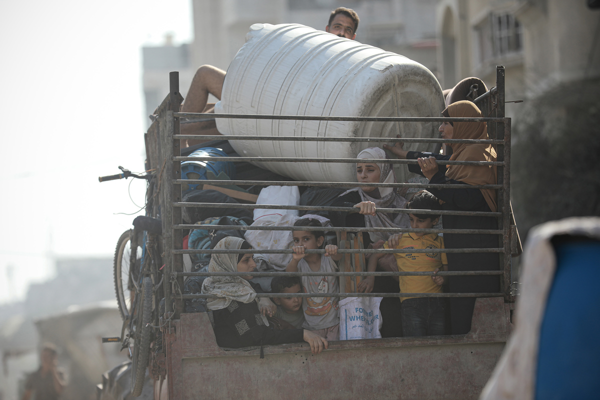 المئات من الفلسطينيين يأخذون الطريق مع أي ممتلكات يمكنهم تحملها للبحث عن ملجأ في المناطق الأكثر أمانًا حيث يتم إجبارهم مرة أخرى على الفرار من شمال قطاع غزة بينما صعد الجيش الإسرائيلي هجماته ، مما يضع خطة المهنة إلى العمل في مدينة غزة ، غزة في 26 أغسطس 2025.